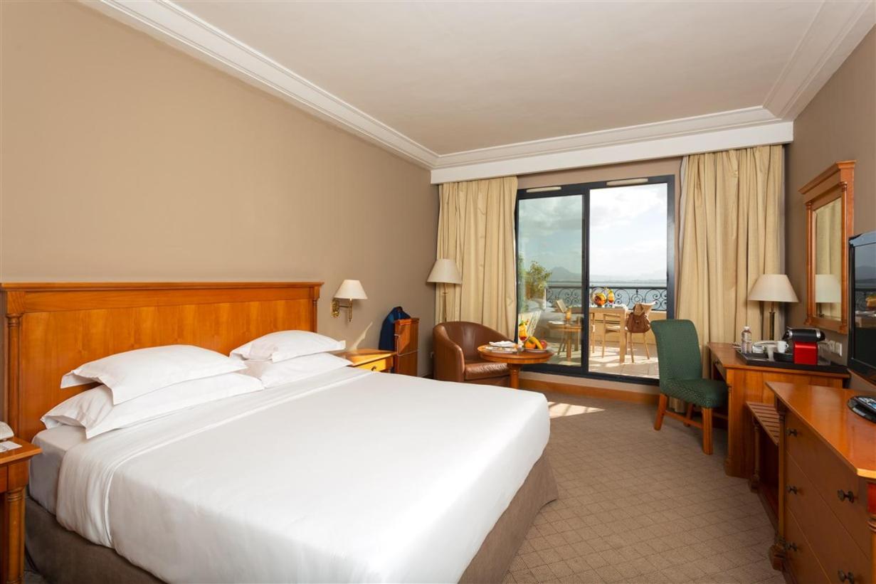 Deluxe Room (2 Adults + 1 Child)