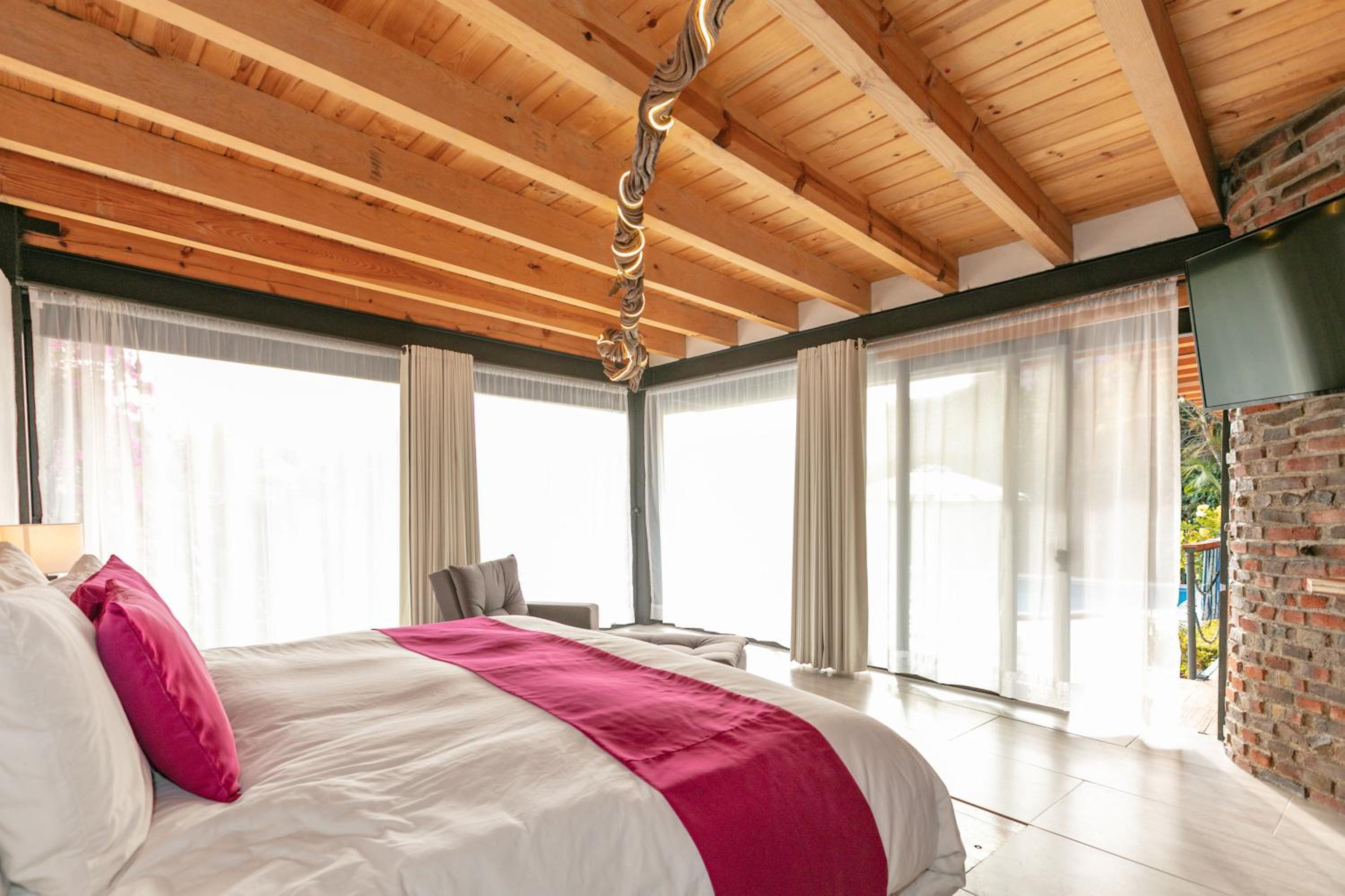 Deluxe Double or Twin Room with Lake View - Photo 2