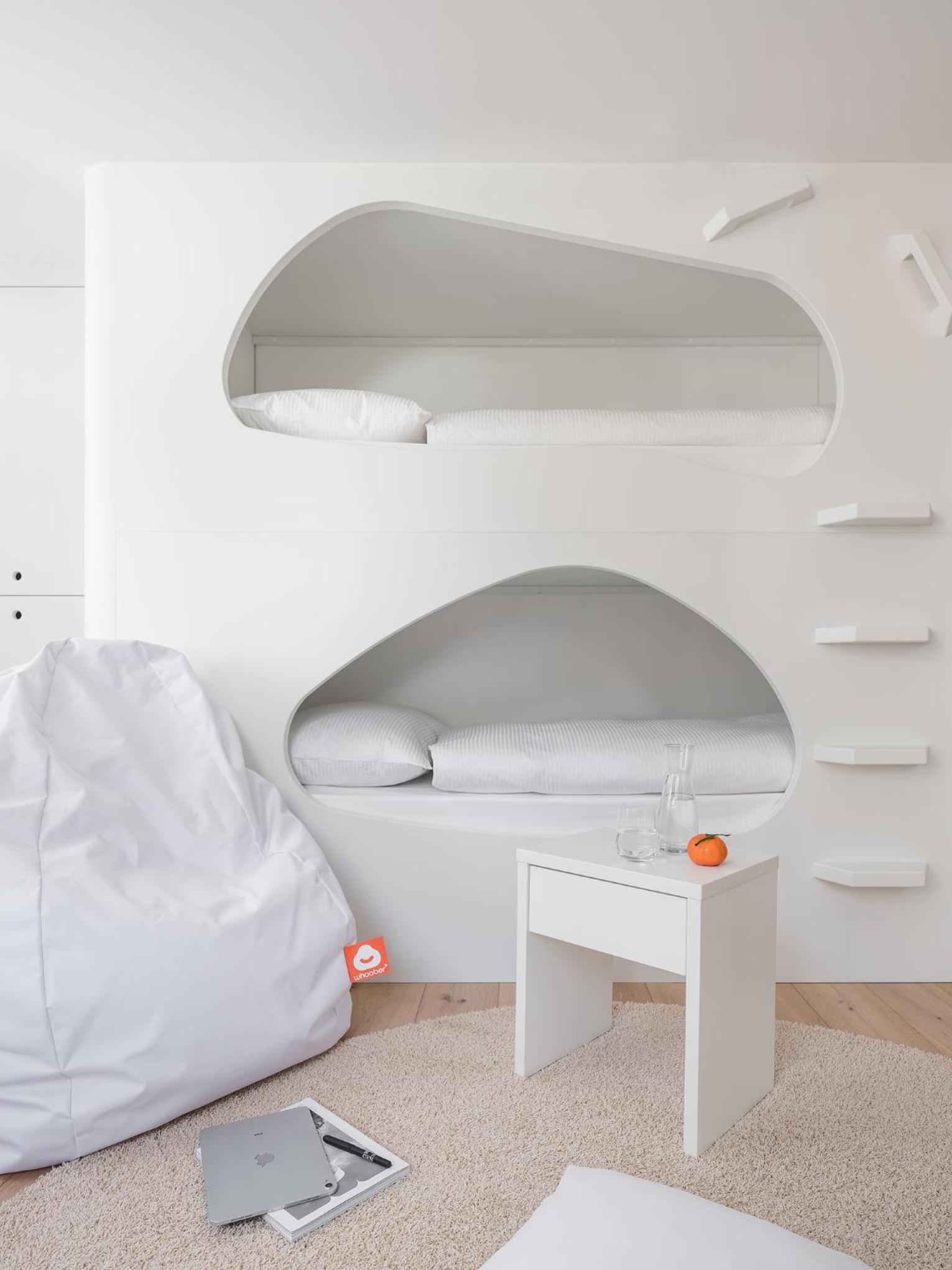 Multi-bed room with 4 capsule beds photo 2