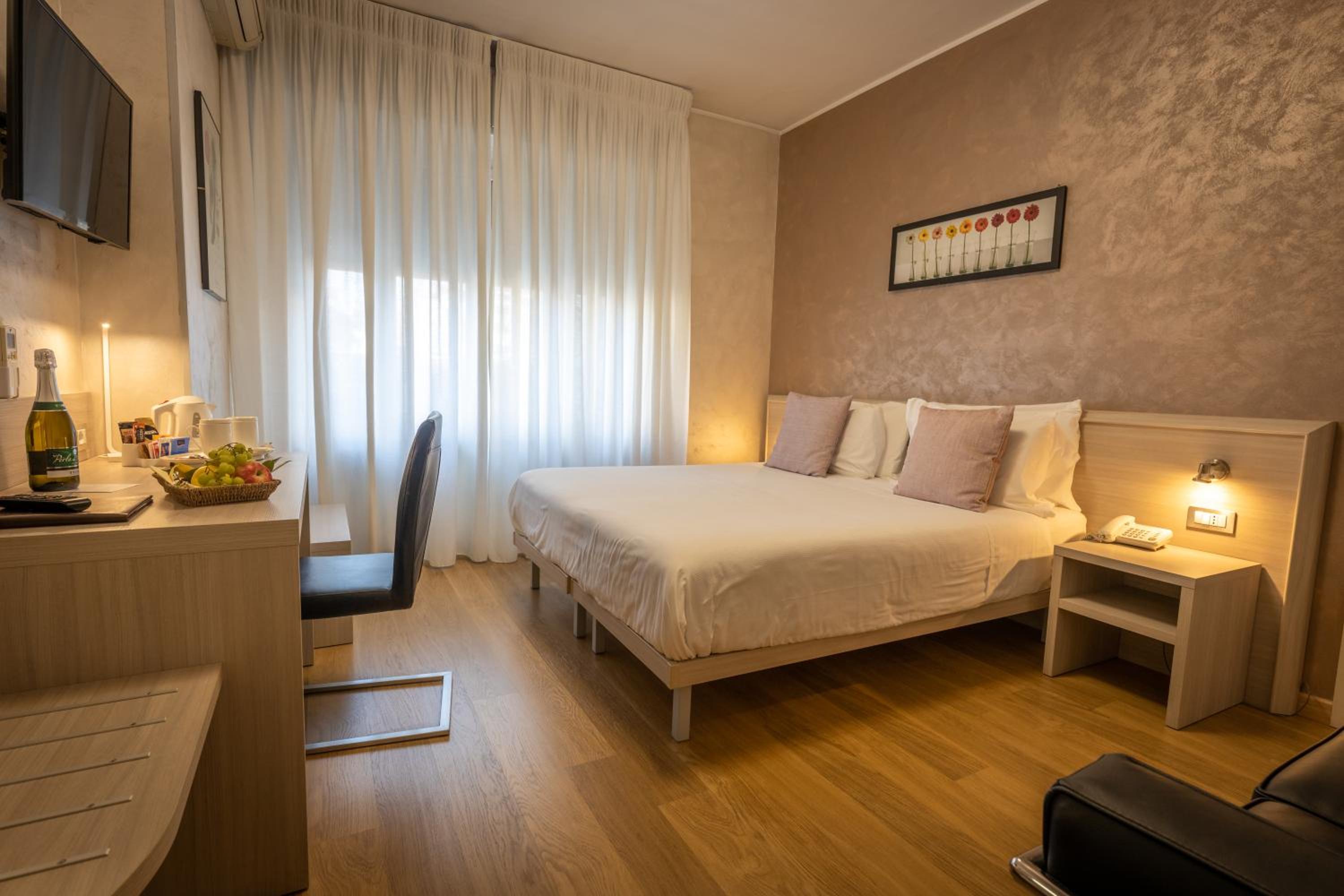 Double or Twin Room - Photo 4