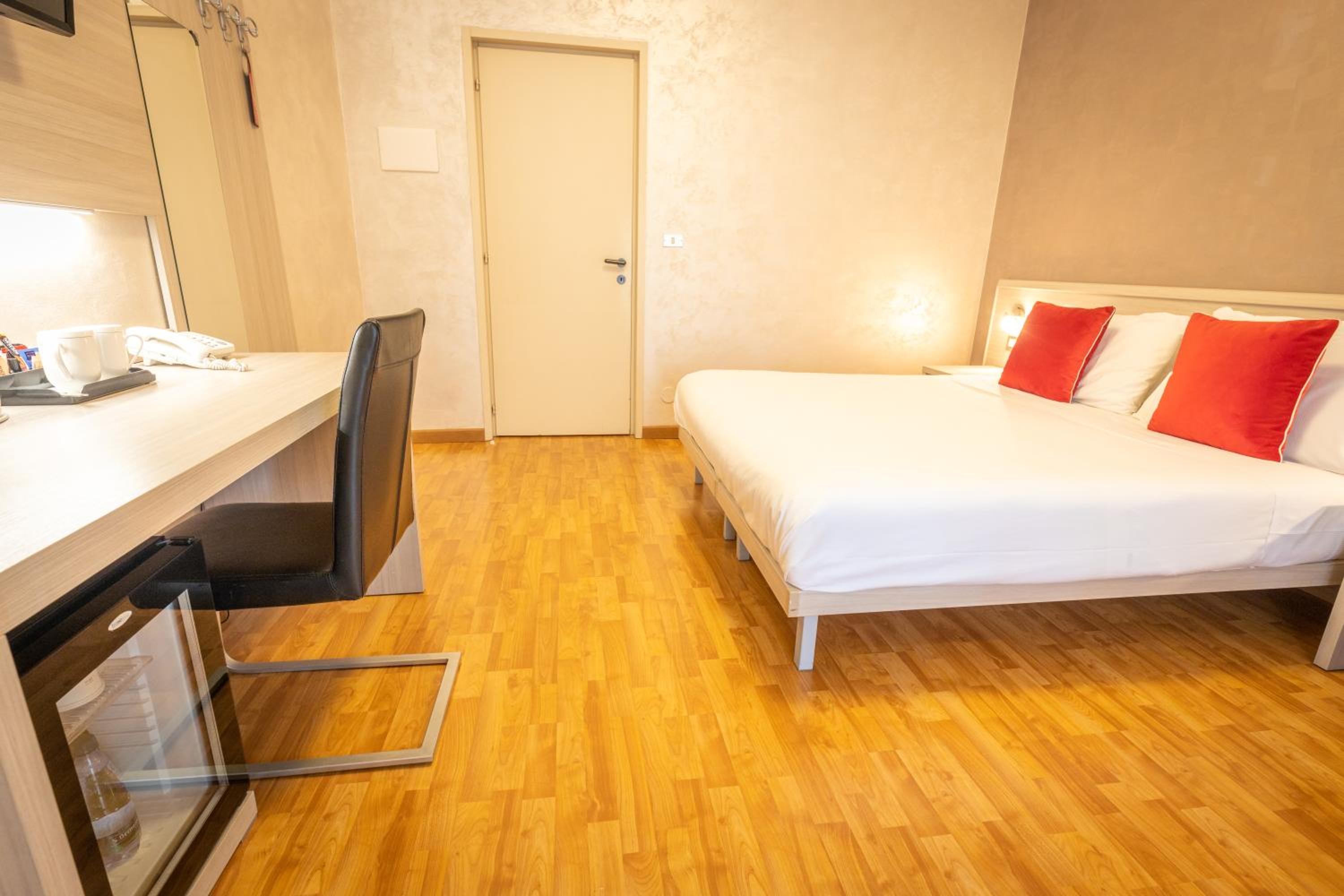 Double Room (1 Adult)