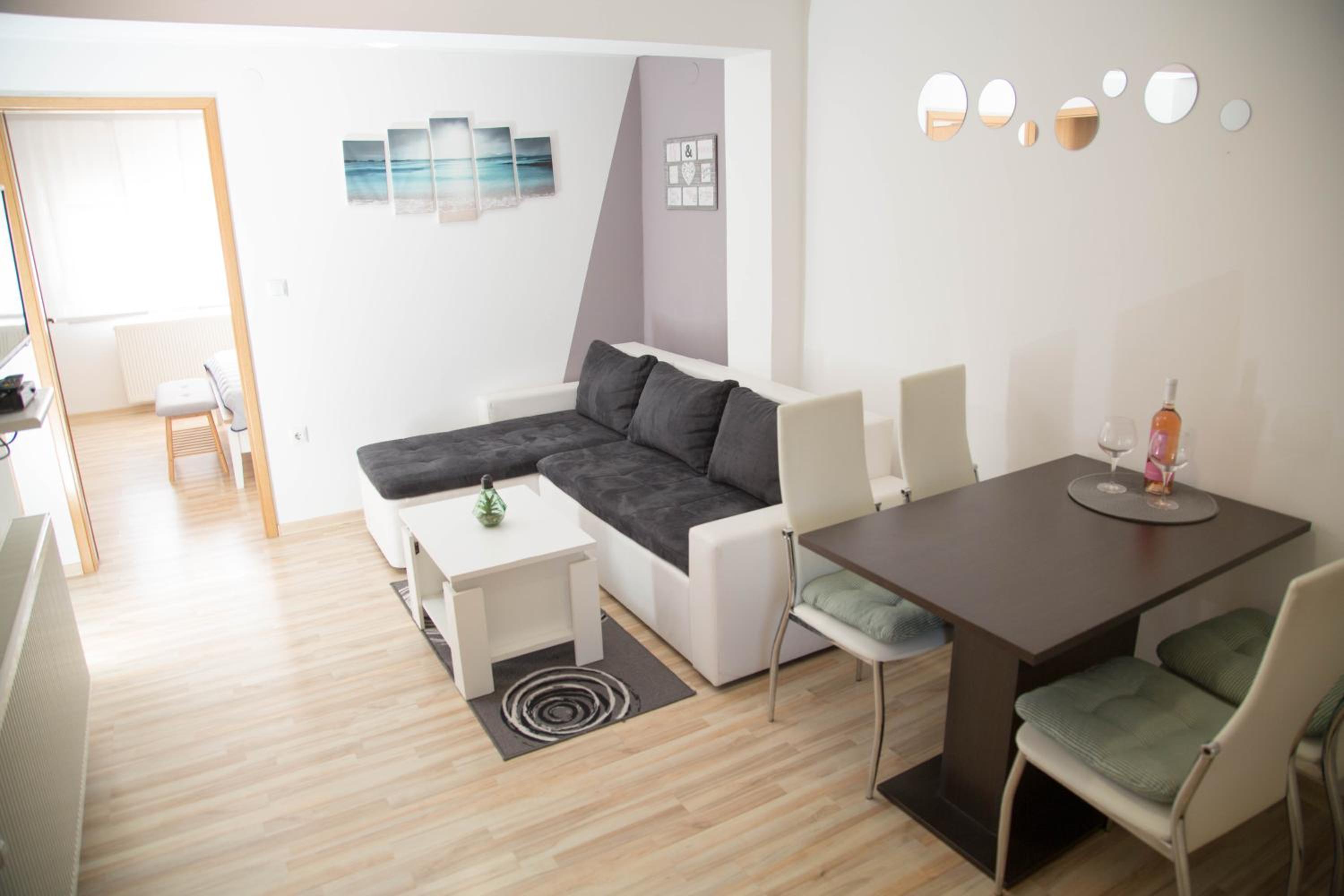 One-Bedroom Apartment - Photo 1