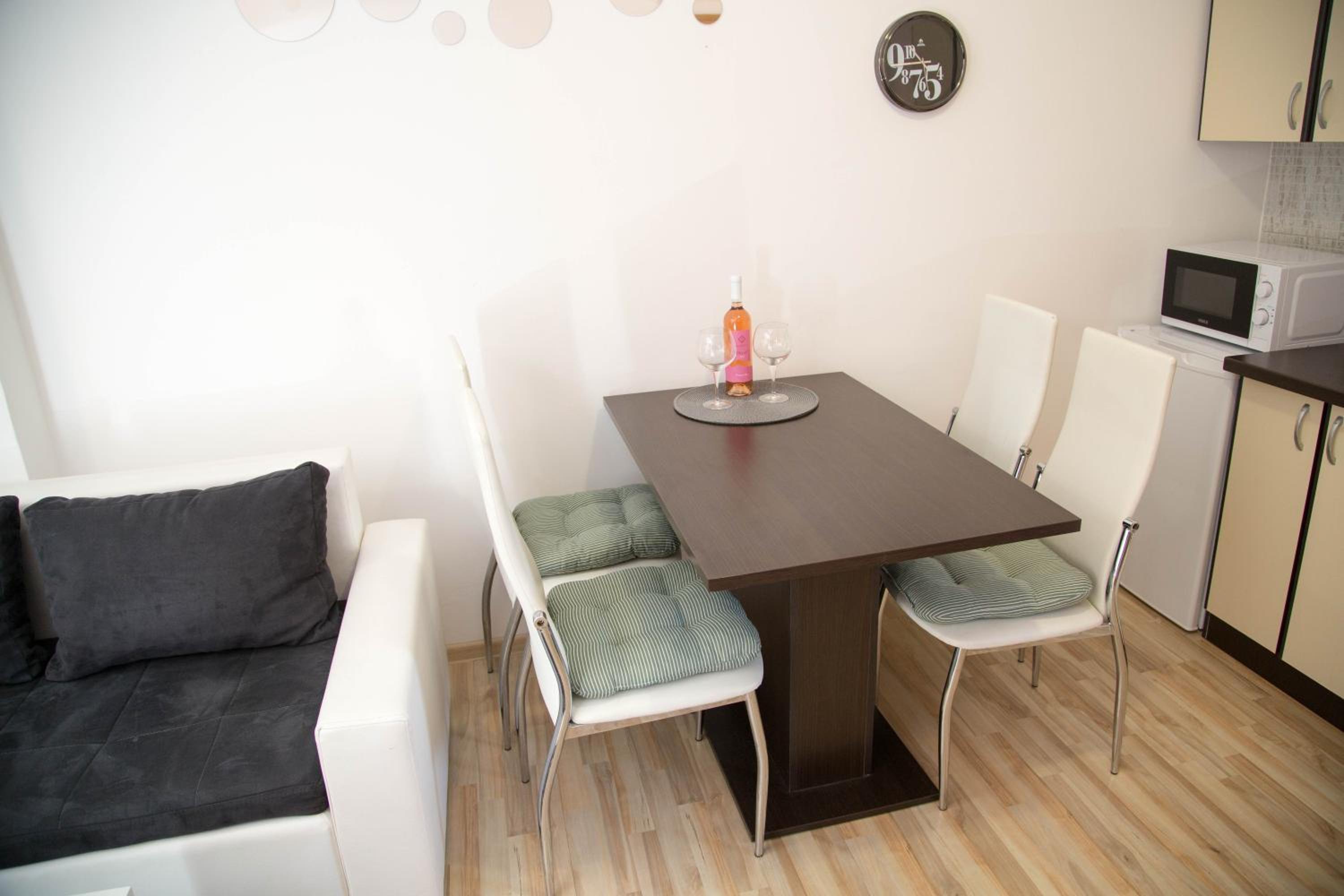 One-Bedroom Apartment - Photo 3