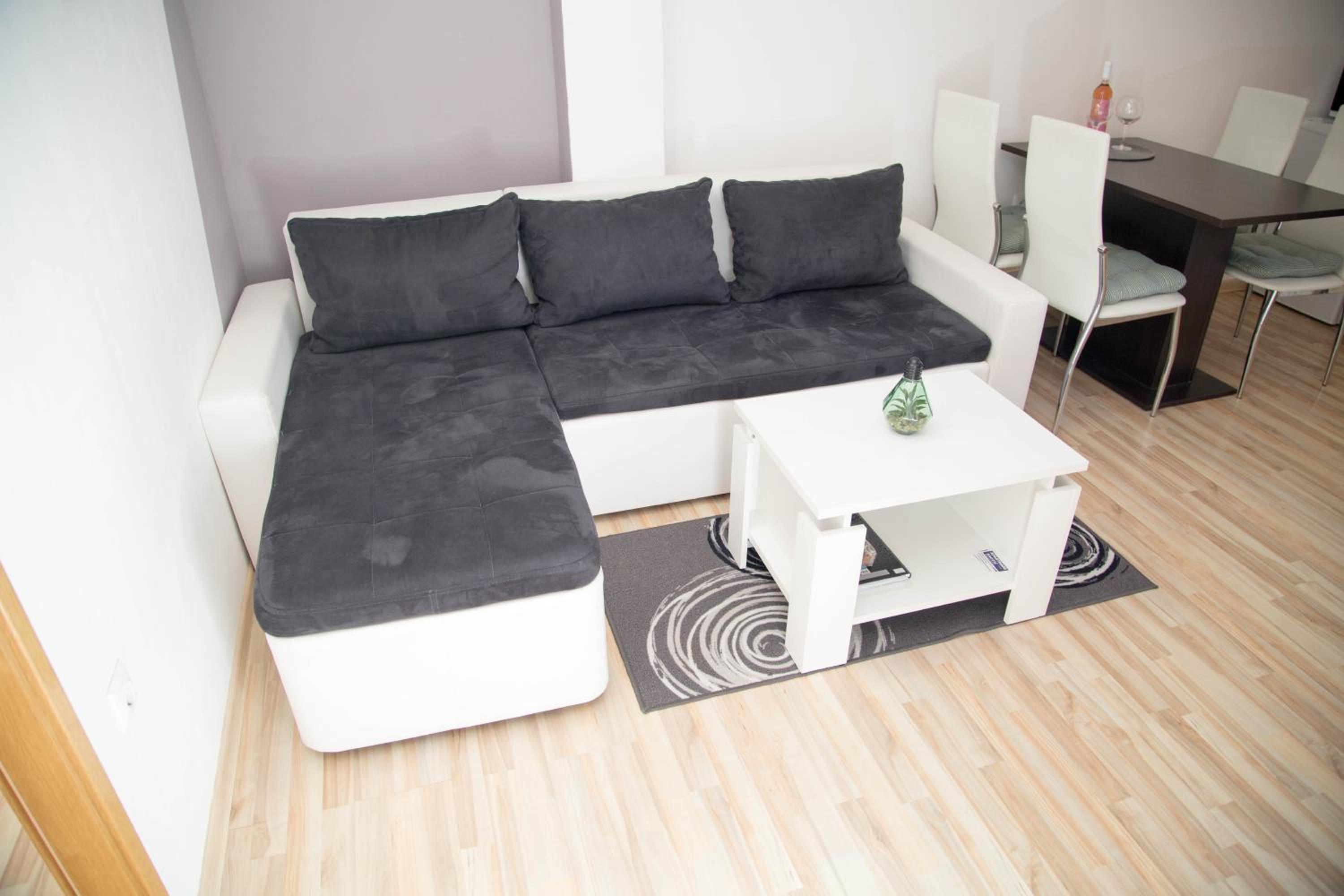 One-Bedroom Apartment - Photo 4