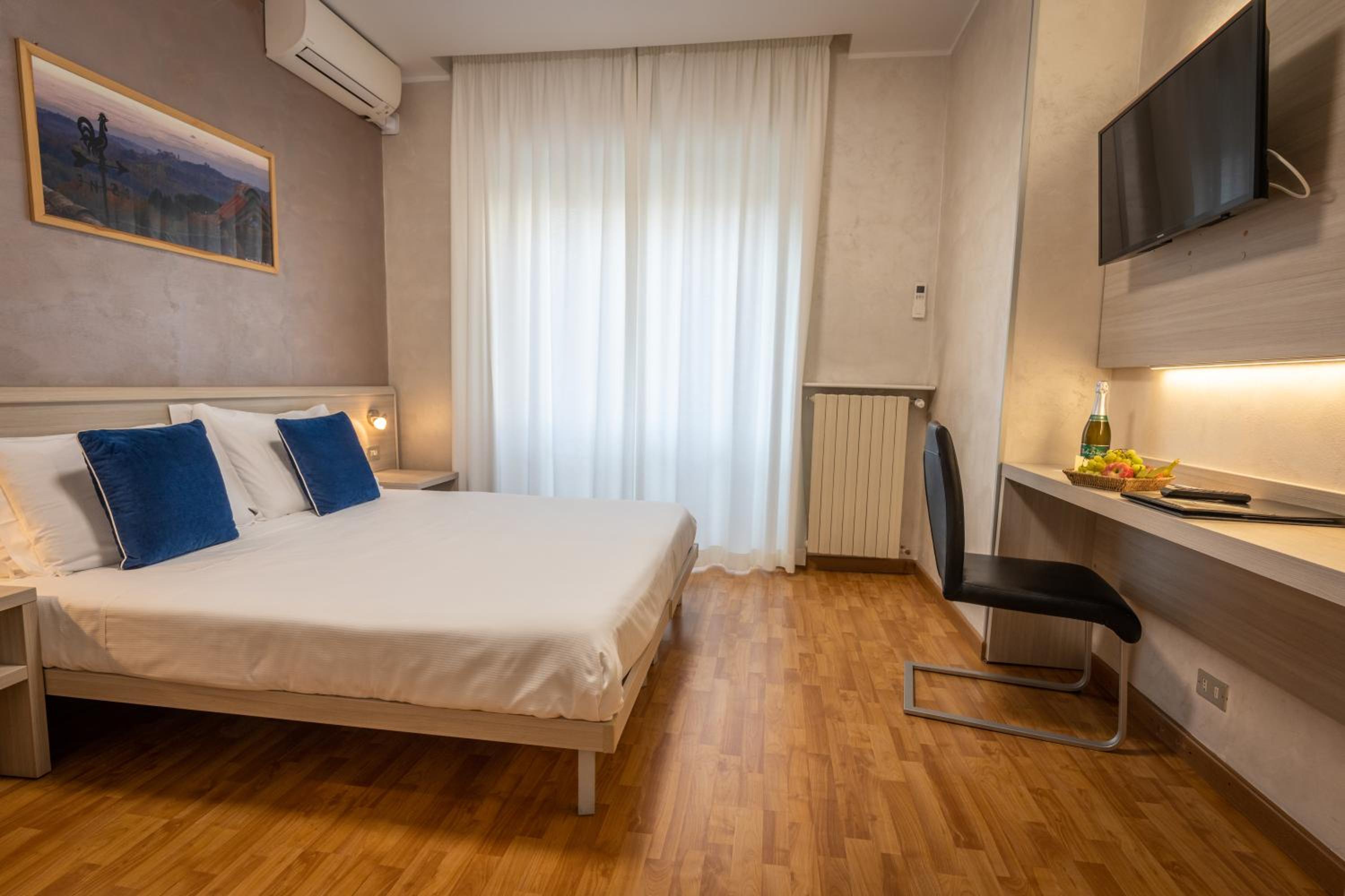 Double or Twin Room - Photo 3