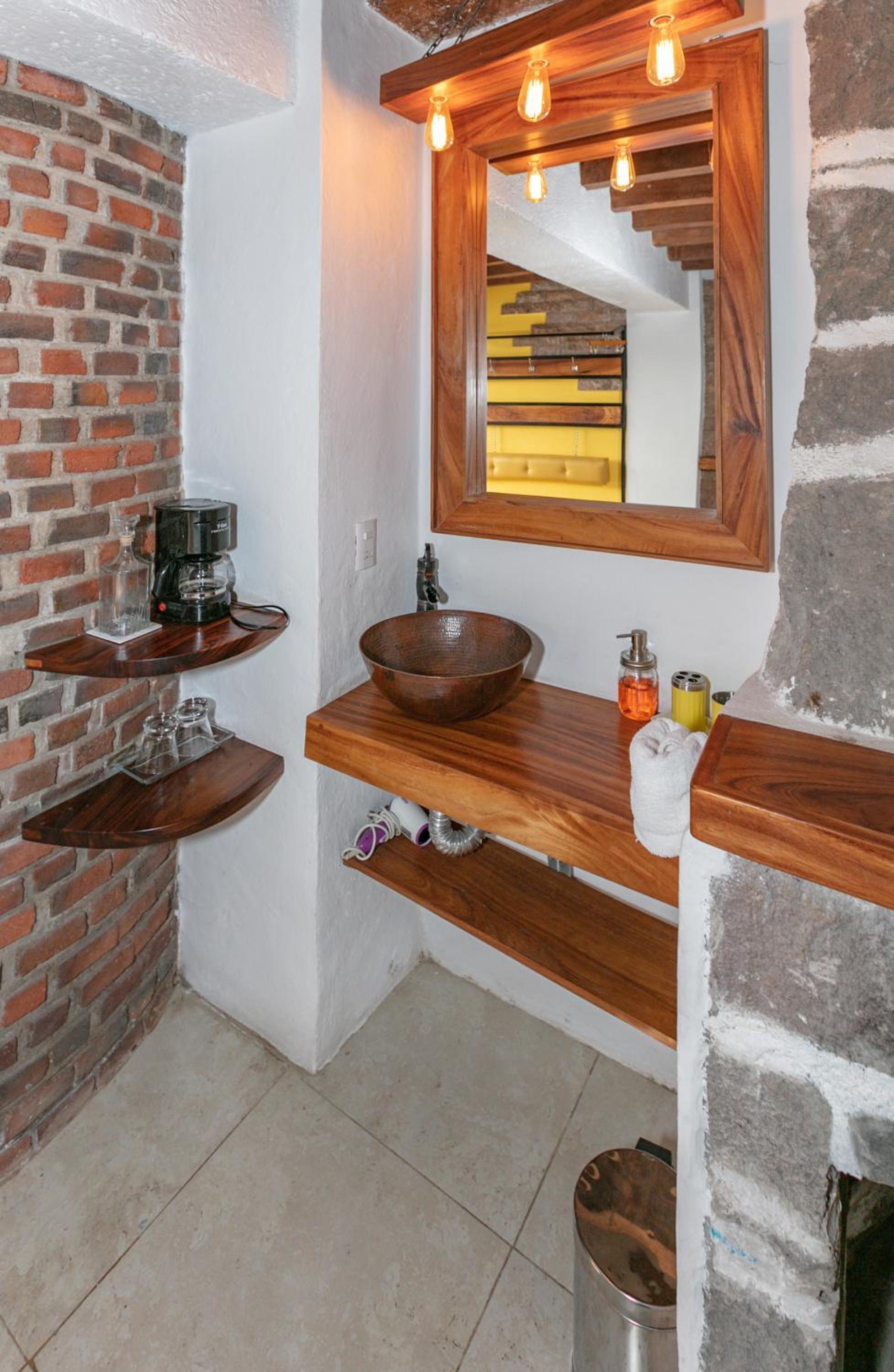 Double Room with Balcony and Sea View - Photo 11