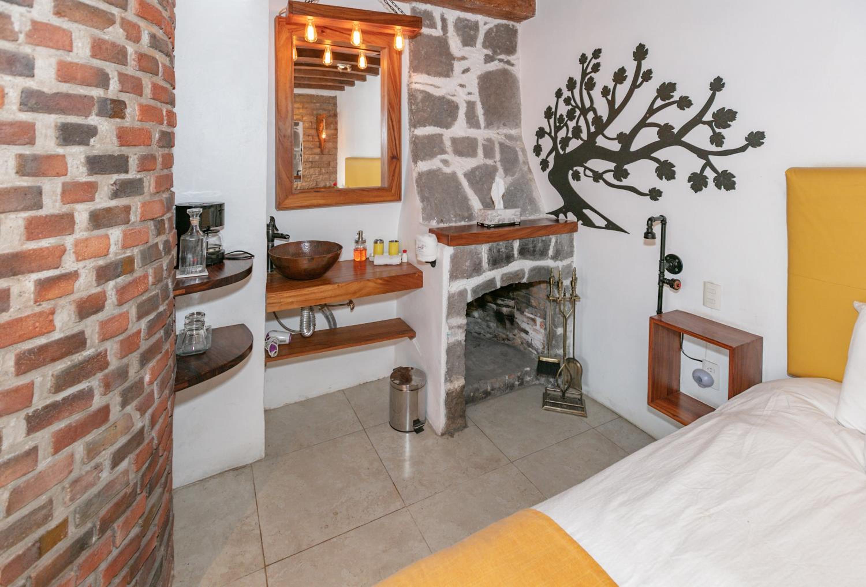Double Room with Balcony and Sea View - Photo 12