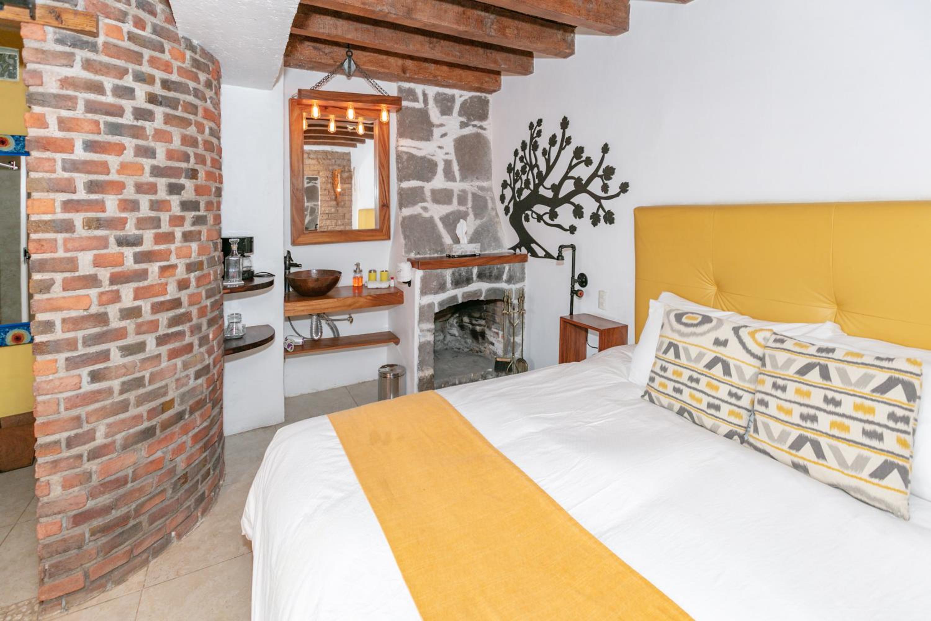 Double Room with Balcony and Sea View - Photo 13