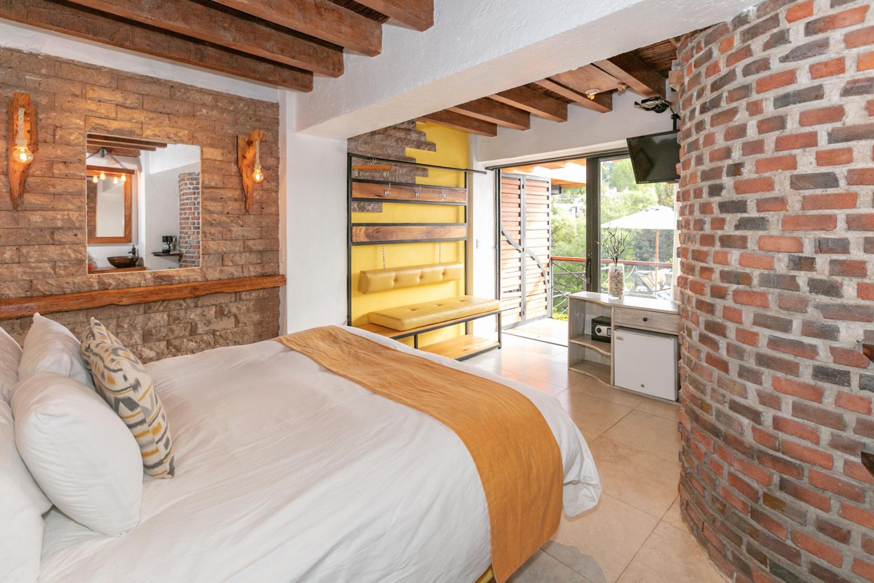 Double Room with Balcony and Sea View - Photo 14