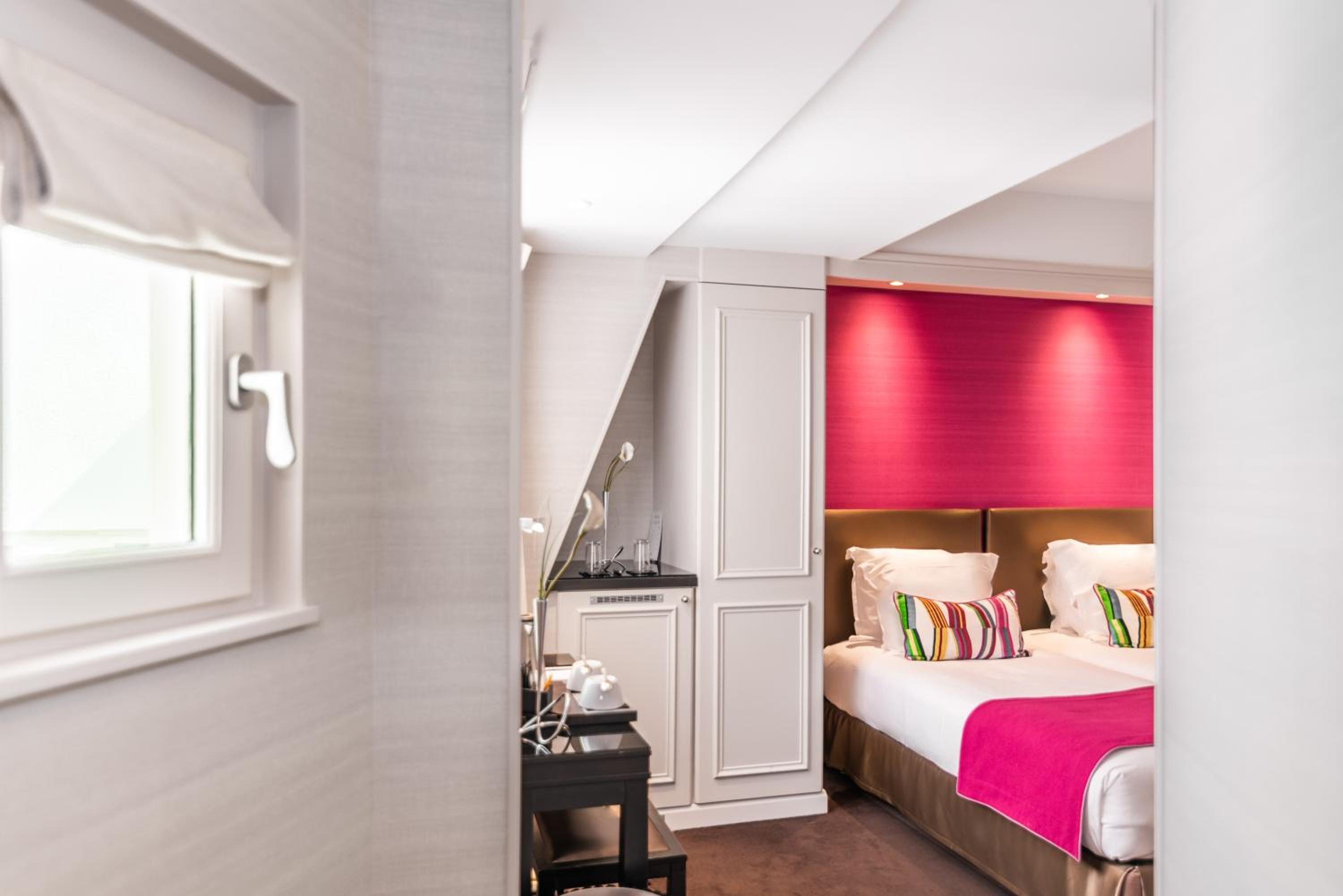 Superior Twin Room thumbnail 5
