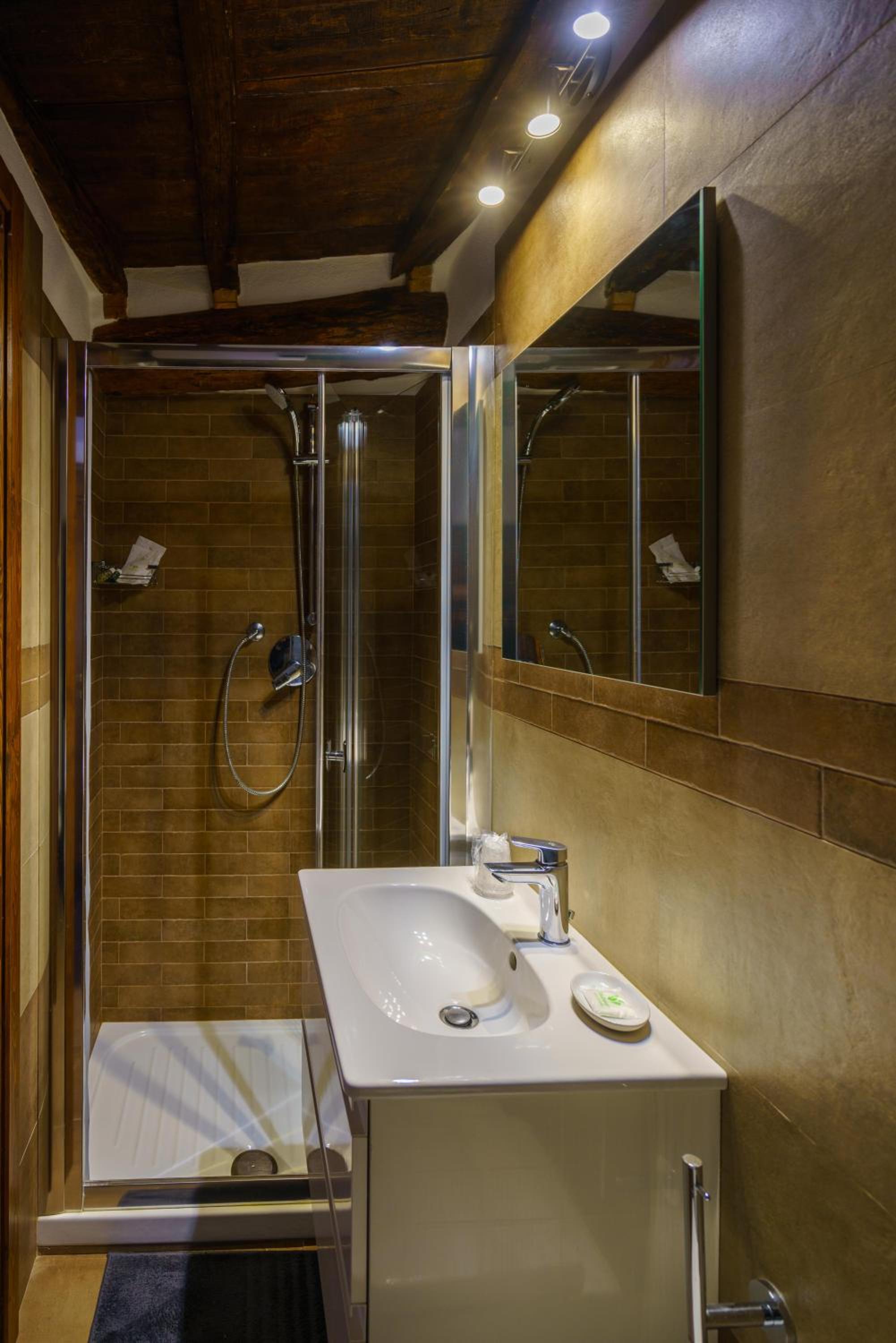 Double Room with Private Bathroom photo 3