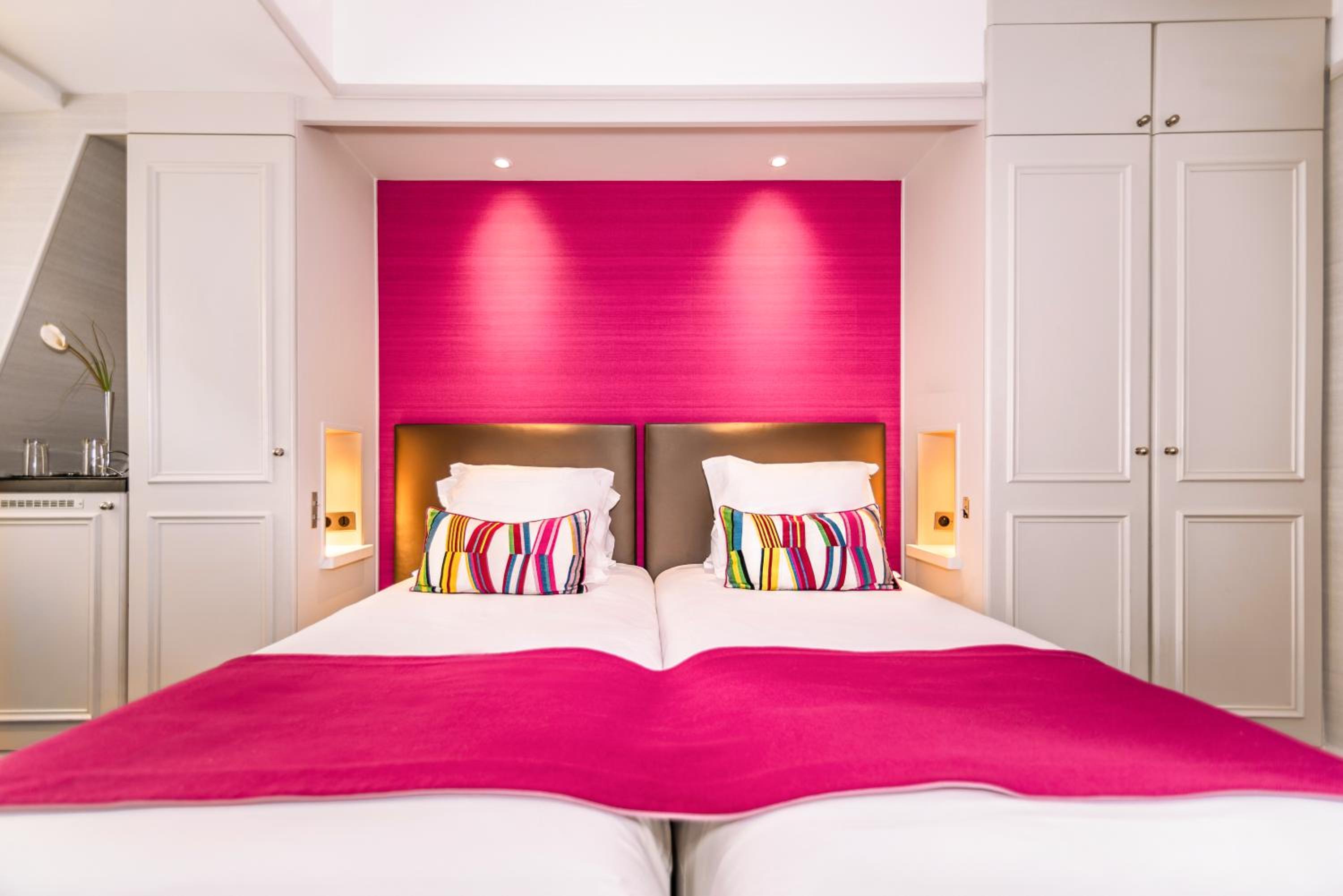 Deluxe Twin Room thumbnail 5