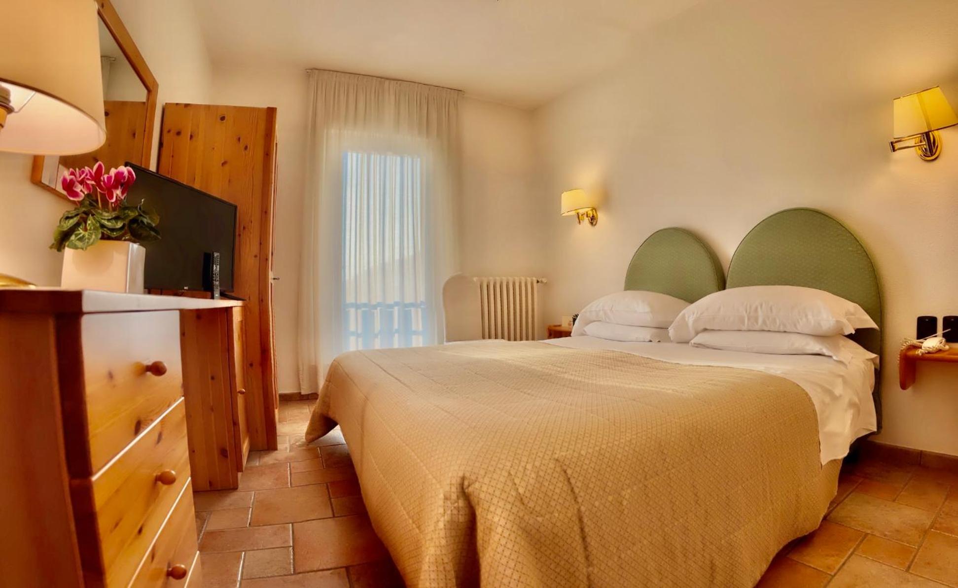 Standard Double or Twin Room - Photo 8