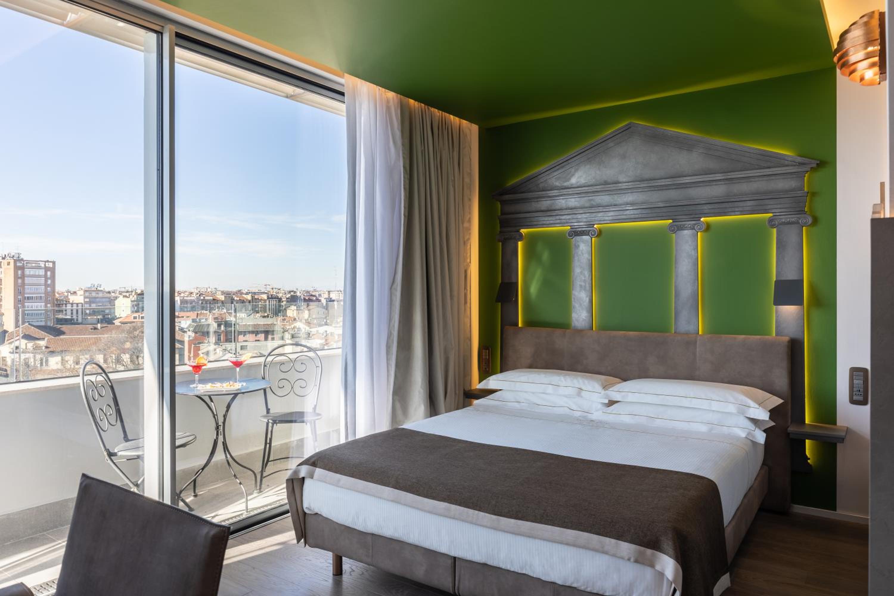Superior Double Room with View and Balcony thumbnail 6
