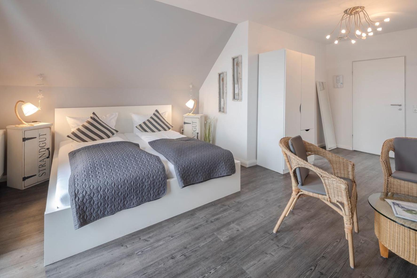 Deluxe Double Room with Balcony and River View photo 2