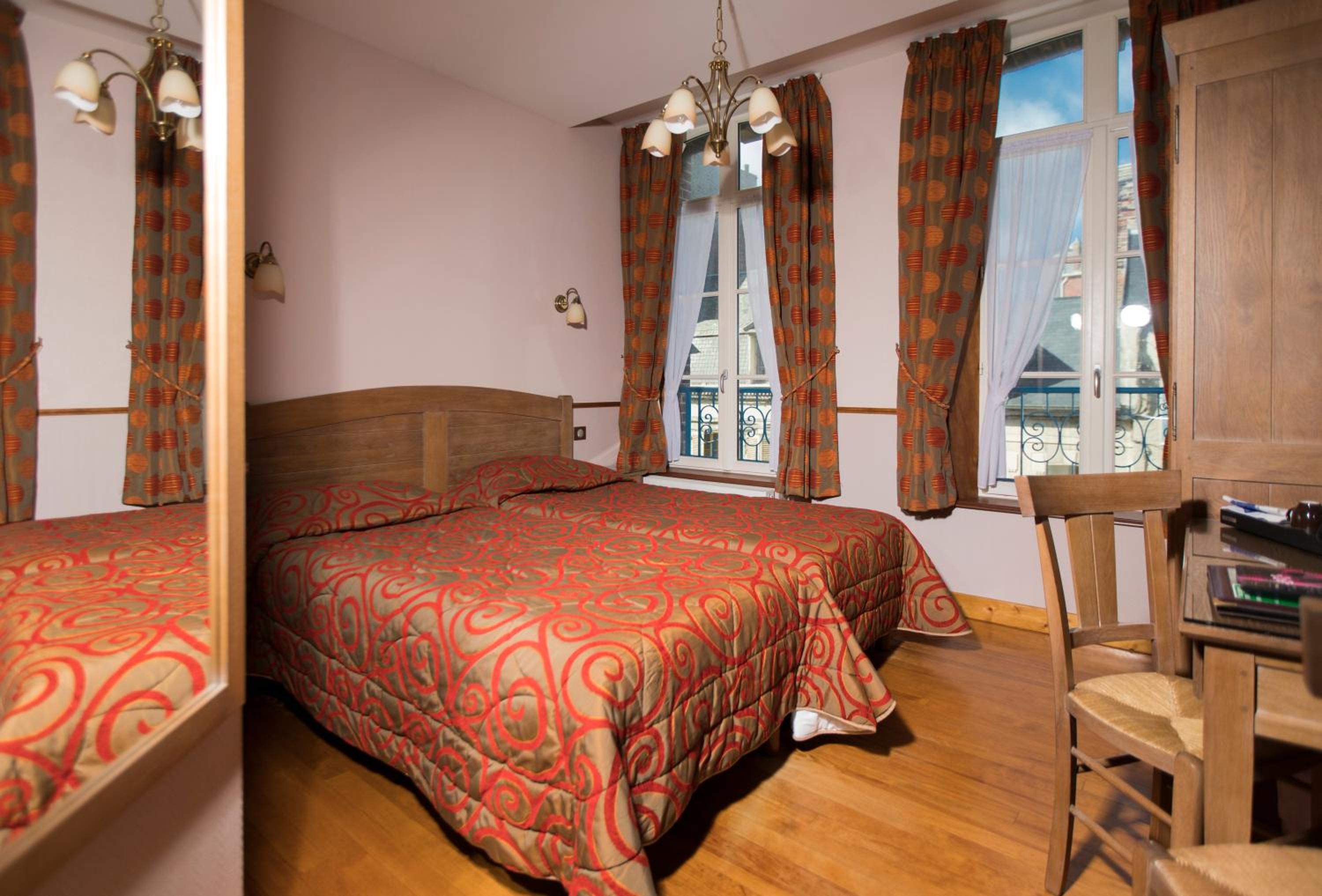 Twin Room with City View, photo 7