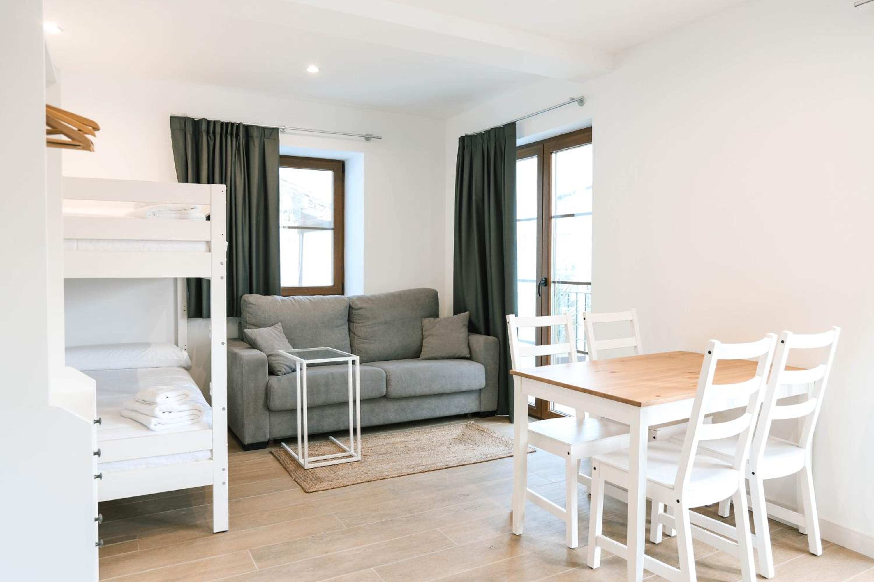 Apartment with Balcony - Photo 7