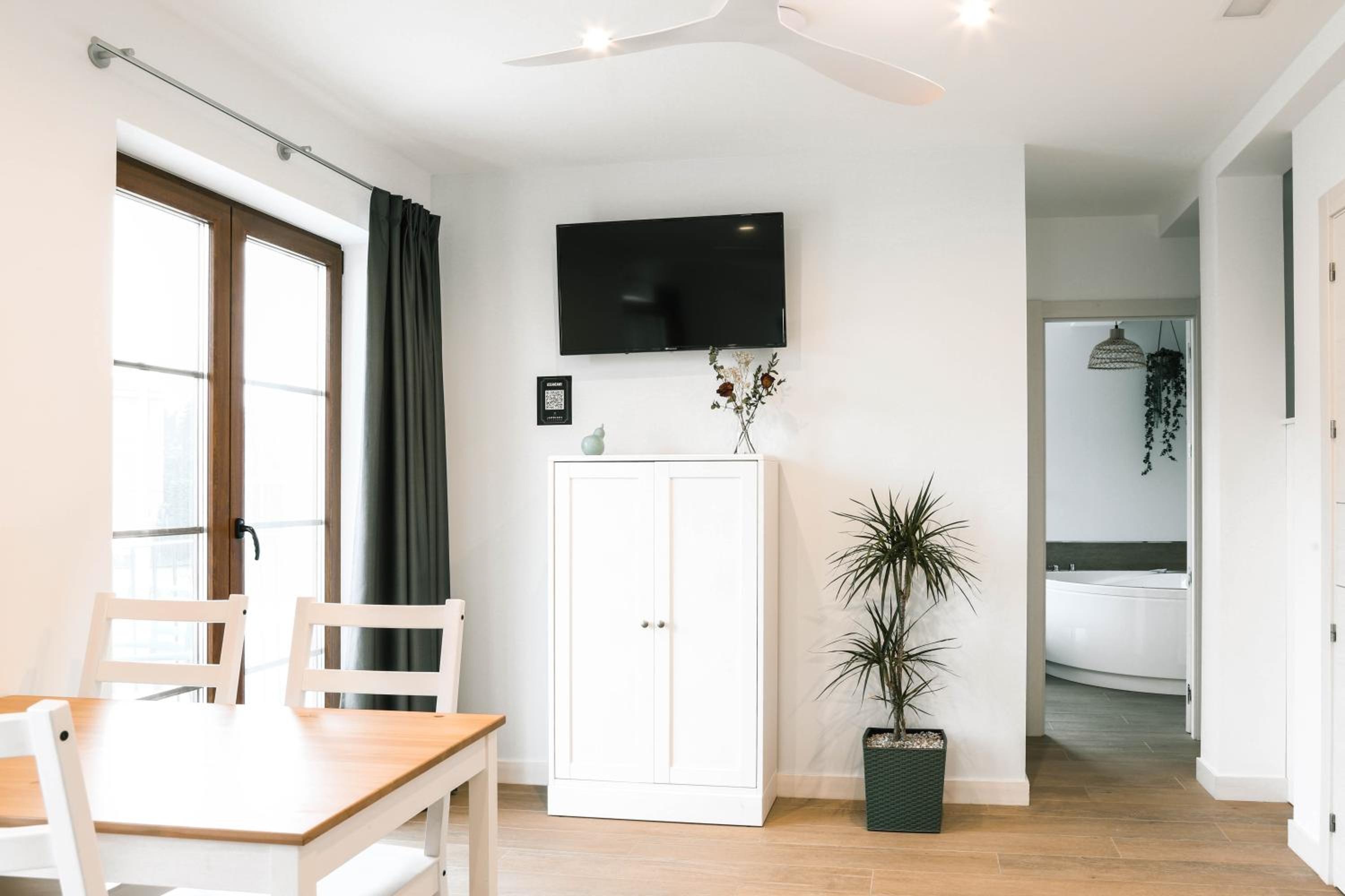 Apartment with Balcony - Photo 6