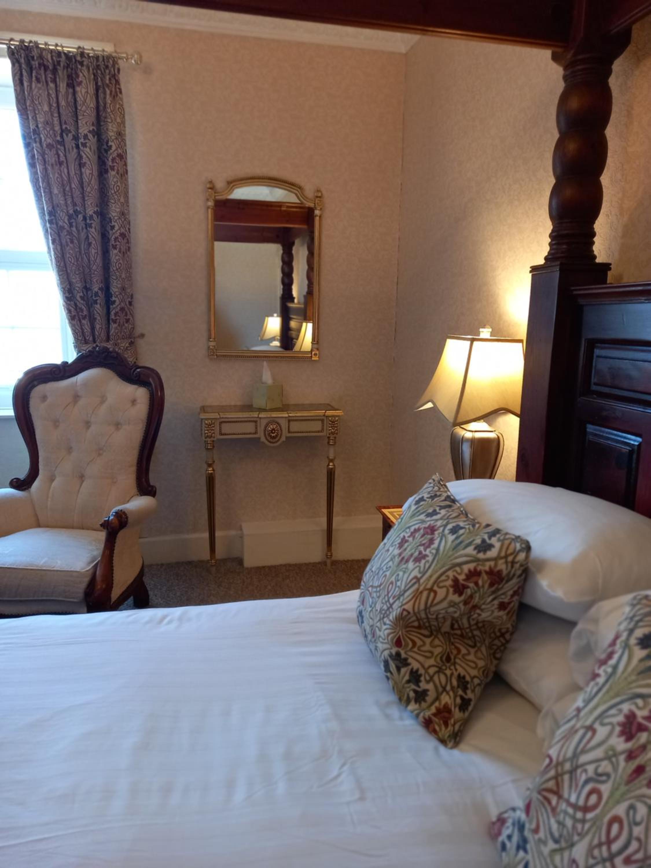 Double Room with Four Poster Bed photo 2