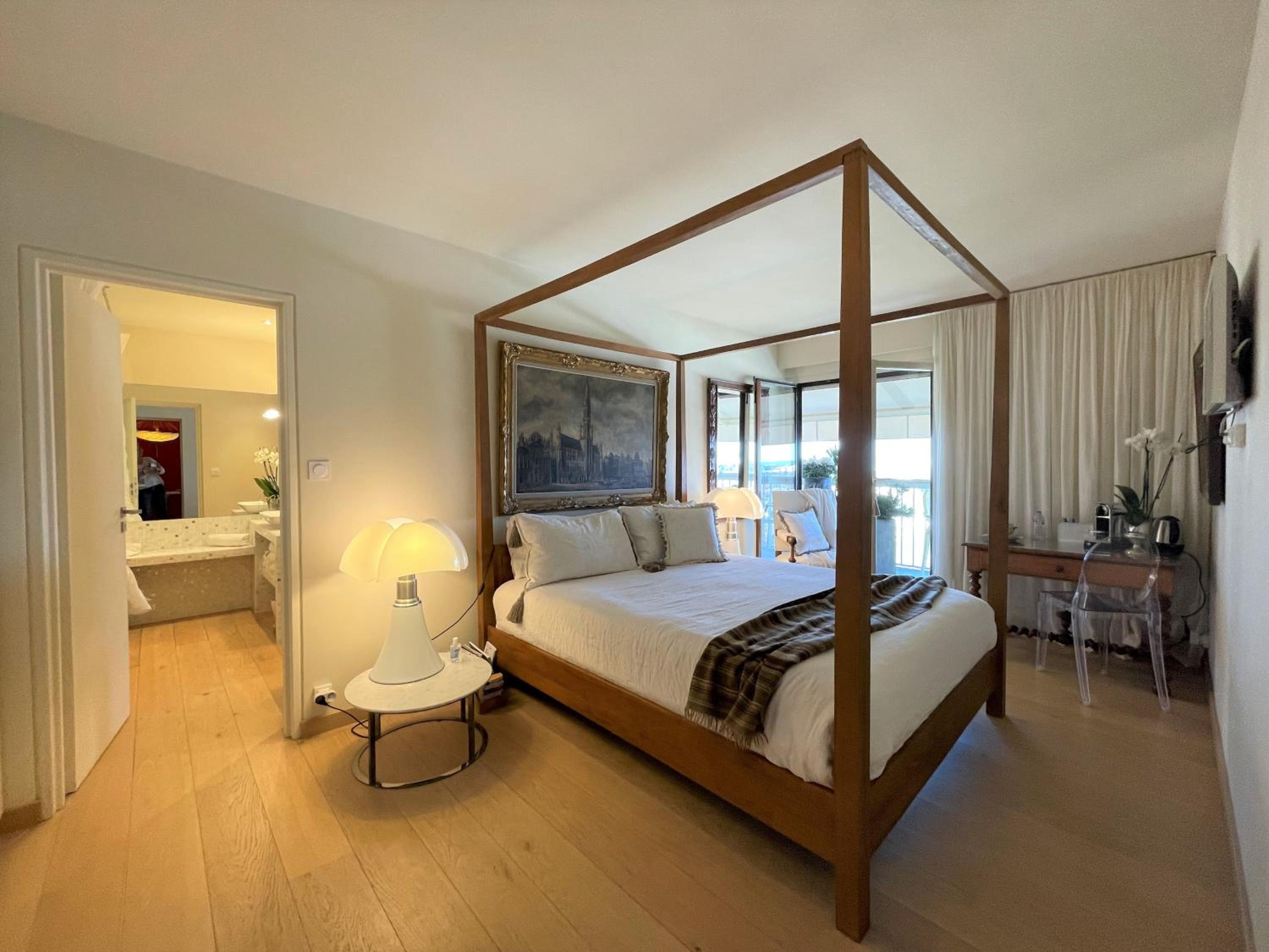 Deluxe King Room photo 1