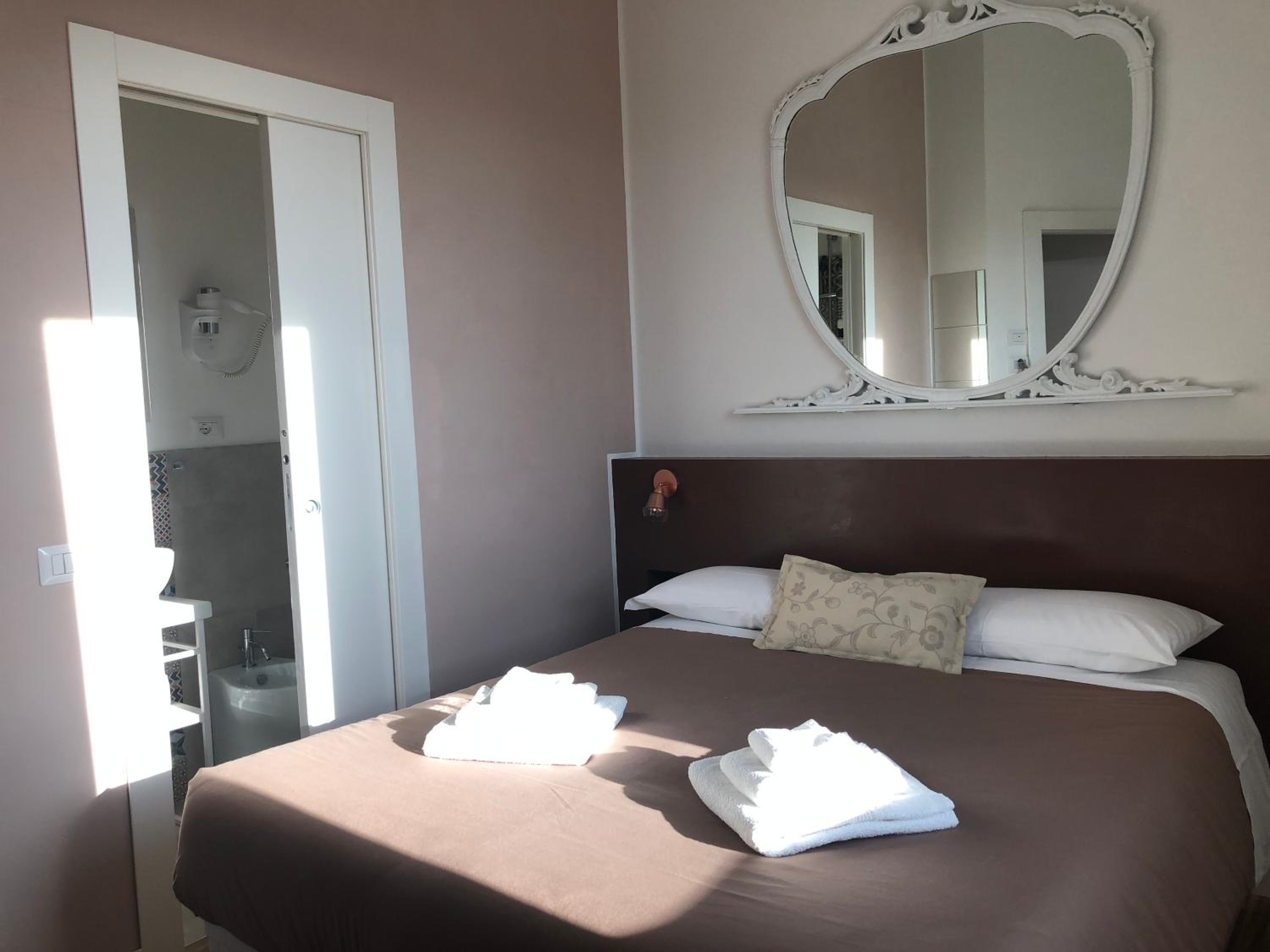 Small Double Room - Photo 5