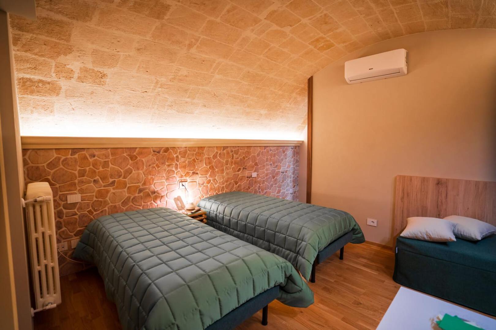 Deluxe Double or Twin Room - Photo 6