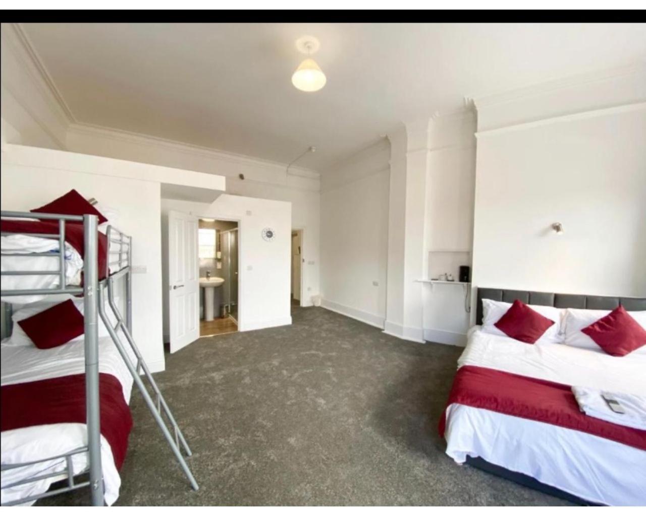 Quadruple Room with Shower - Photo 1