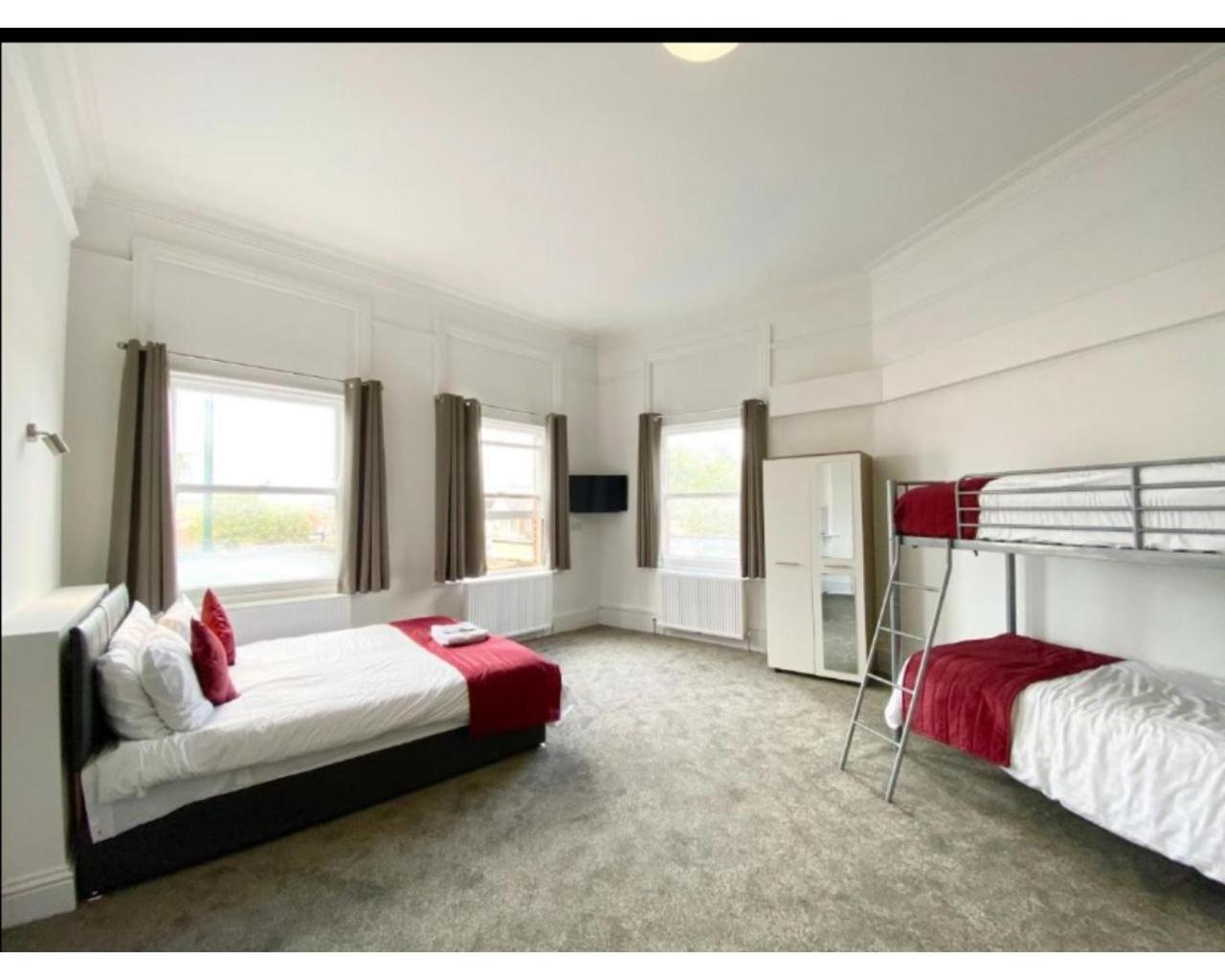 Quadruple Room with Shower - Photo 3