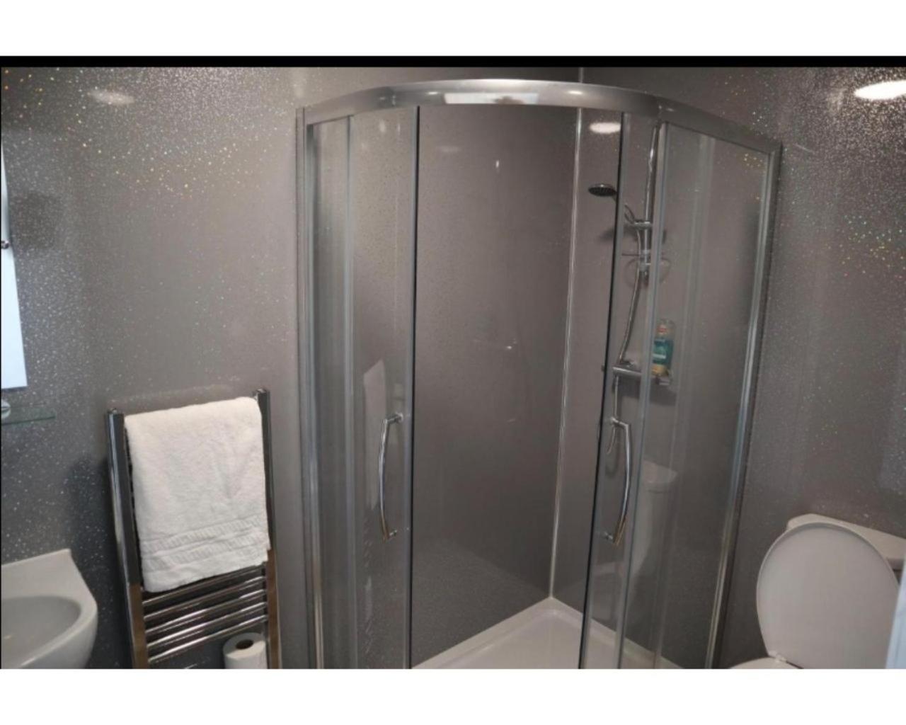 Double Room with Private Bathroom - Photo 3