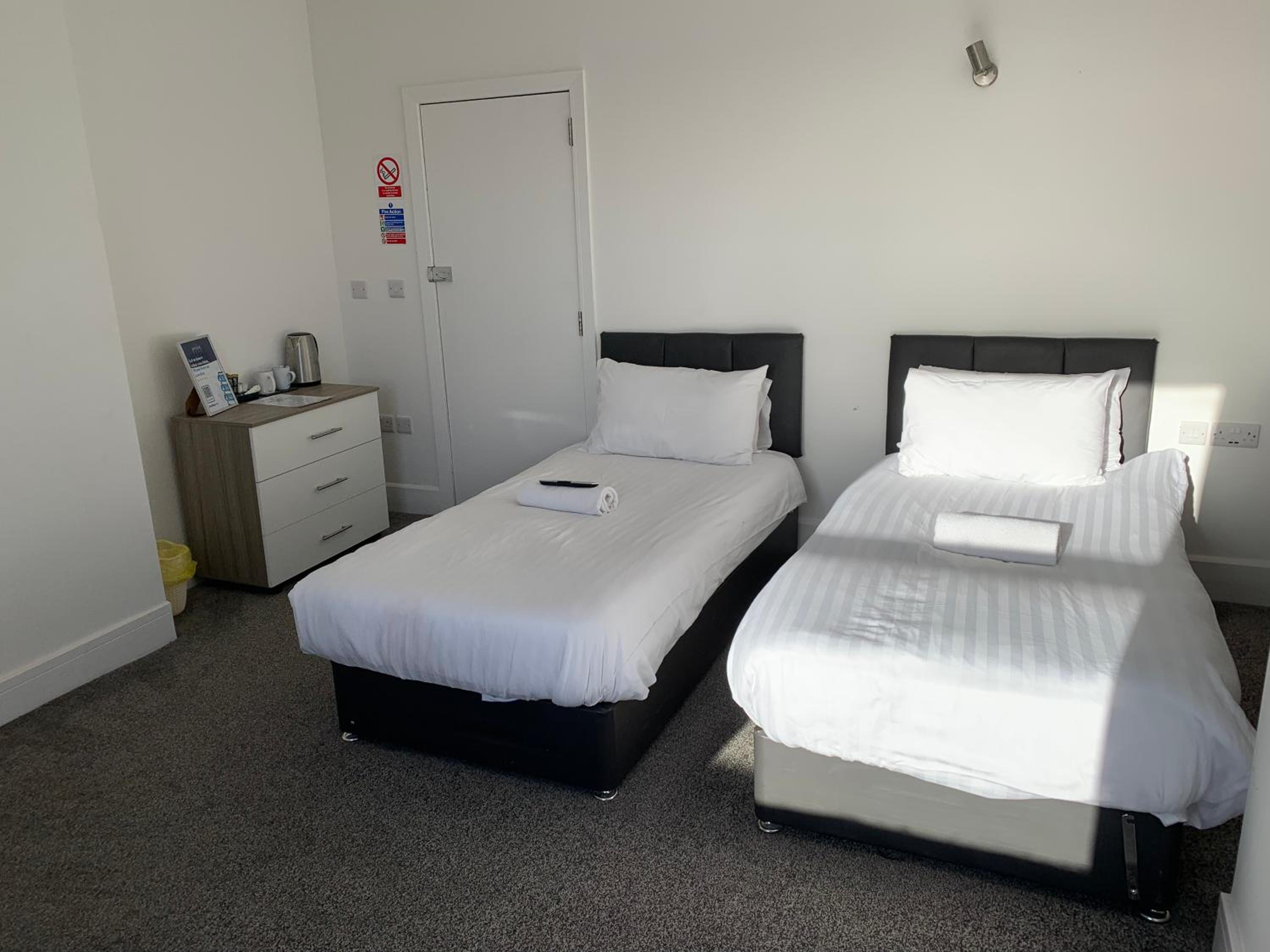 Small Twin Room - Photo 5