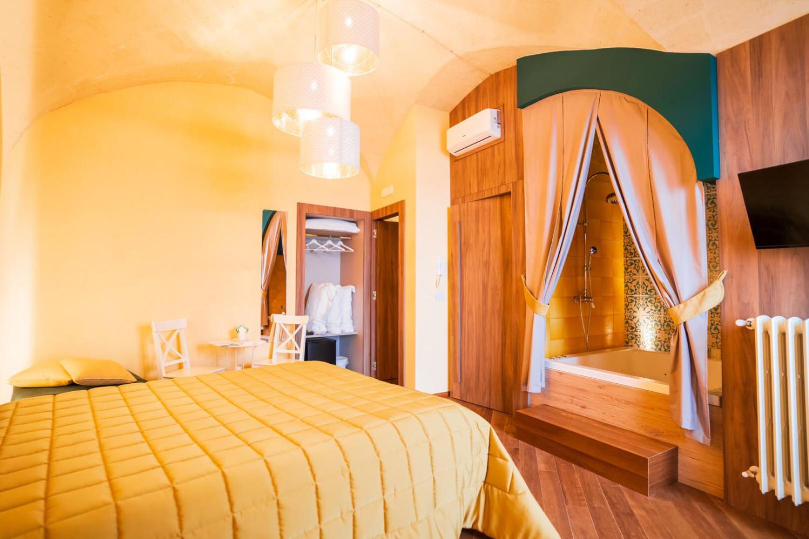 Deluxe Double or Twin Room with Spa Bath - Photo 2