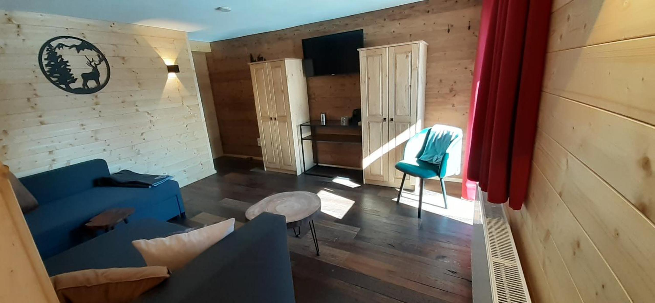 Deluxe King Suite photo 2
