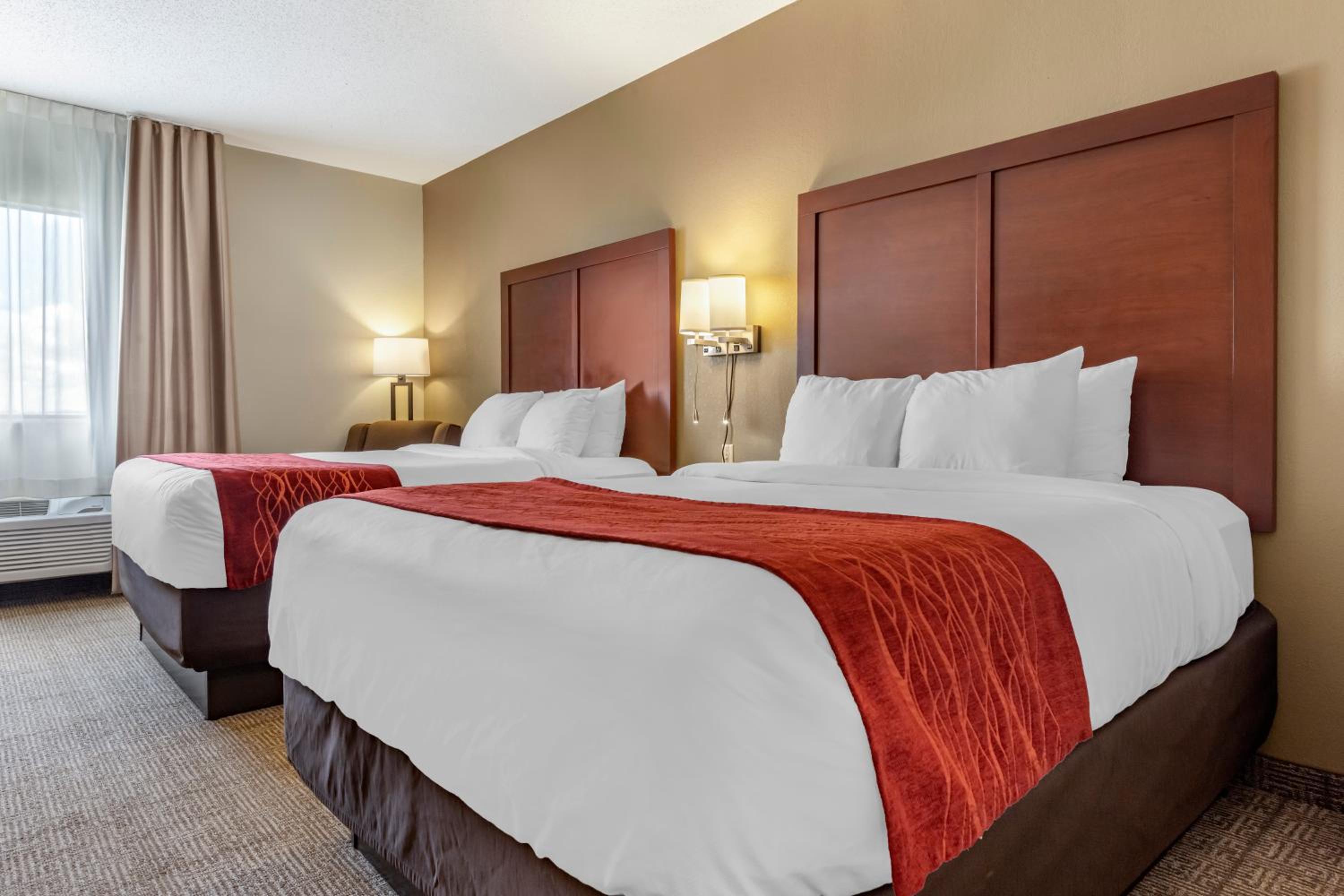 Queen Room with Two Queen Beds - Non-Smoking - Photo 2