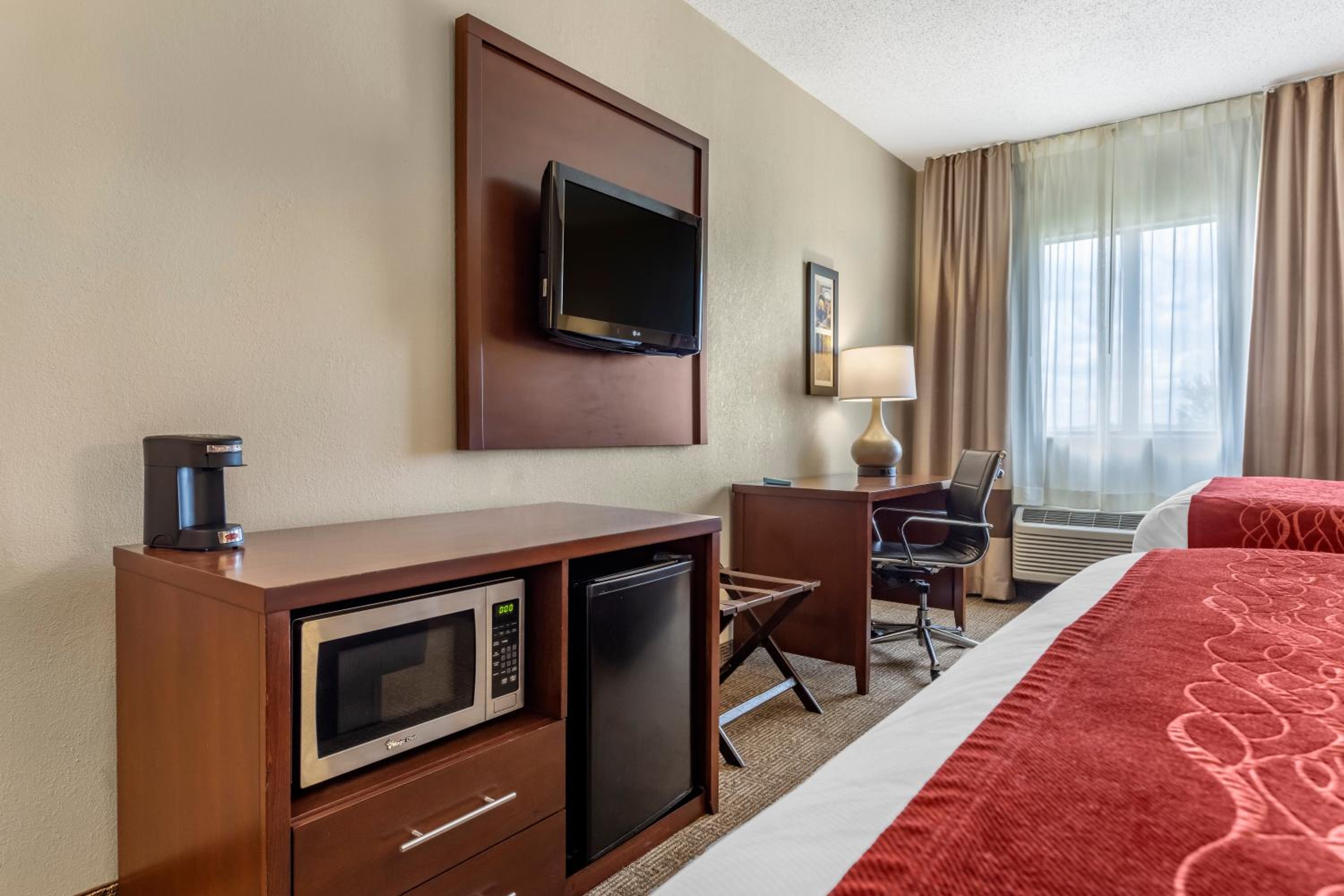 Queen Room with Two Queen Beds - Non-Smoking - Photo 8