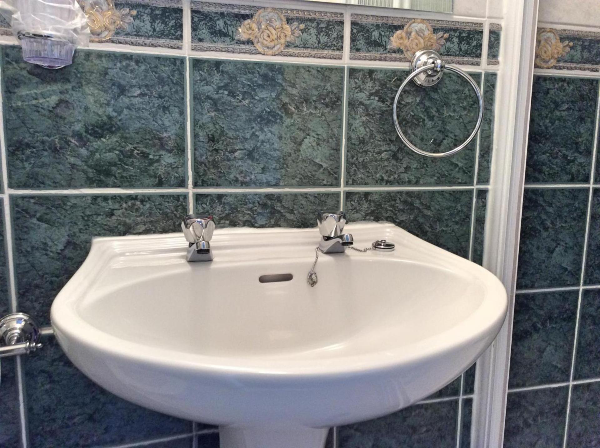 Single Room with En Suite photo 3
