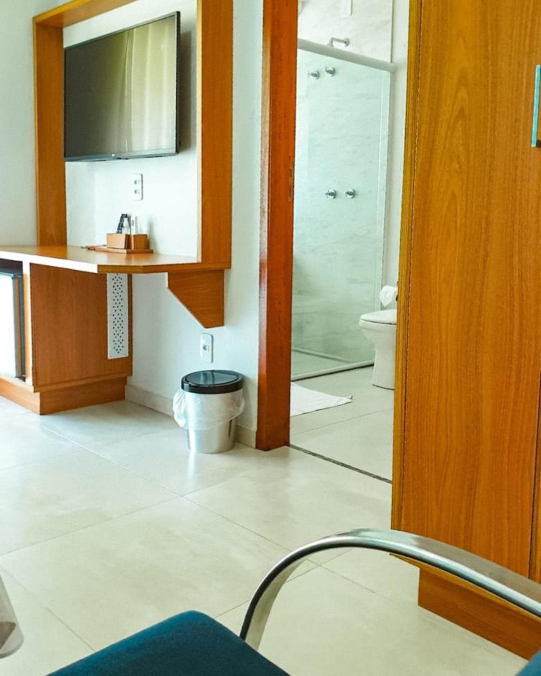 Deluxe Suite with Spa Bath - Photo 11