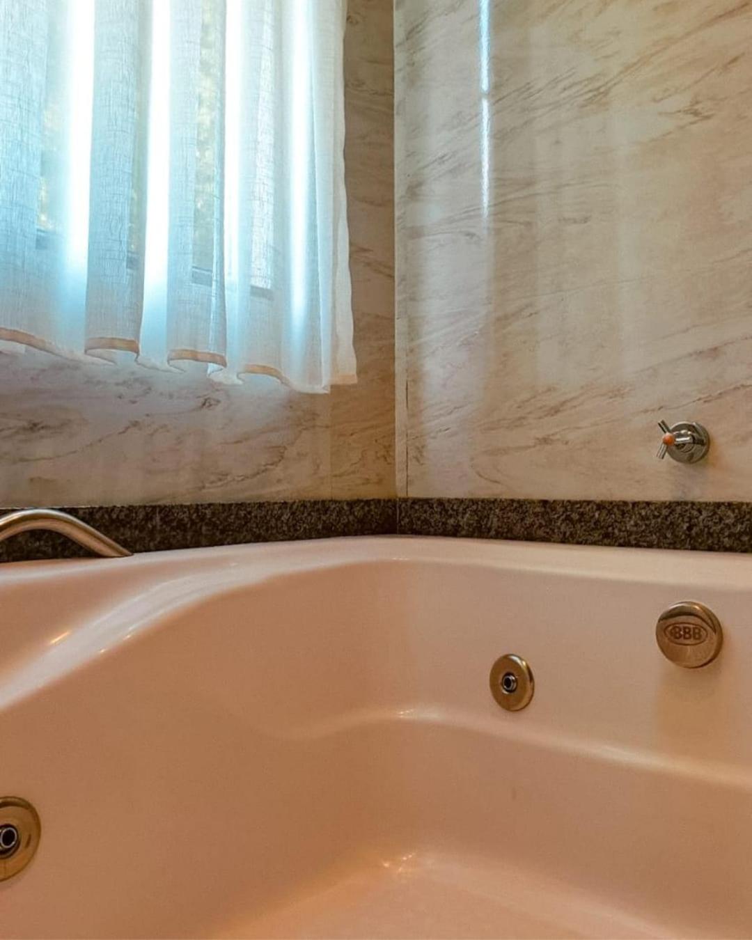 Deluxe Suite with Spa Bath - Photo 8