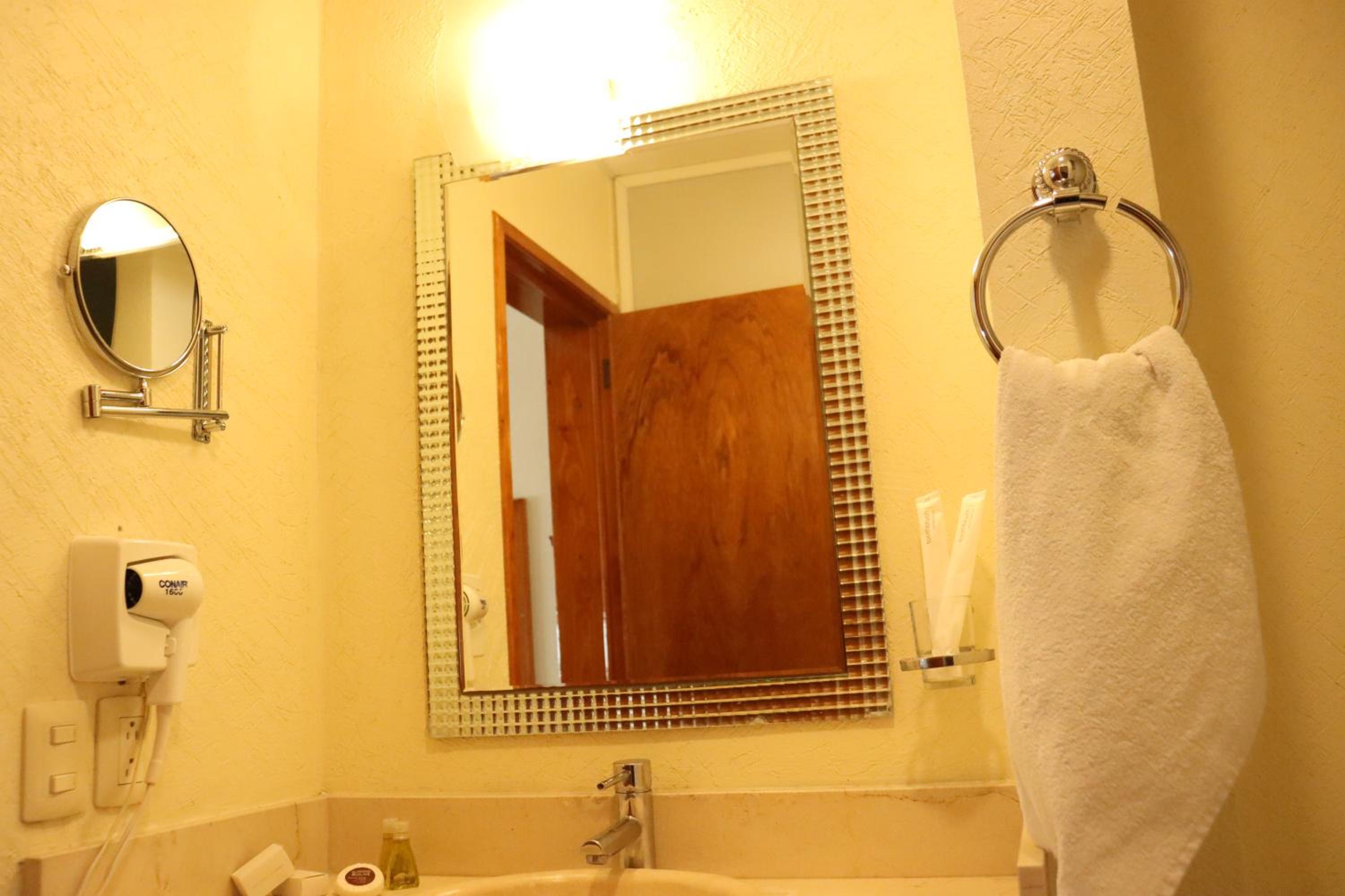 Standard King Room - Photo 10
