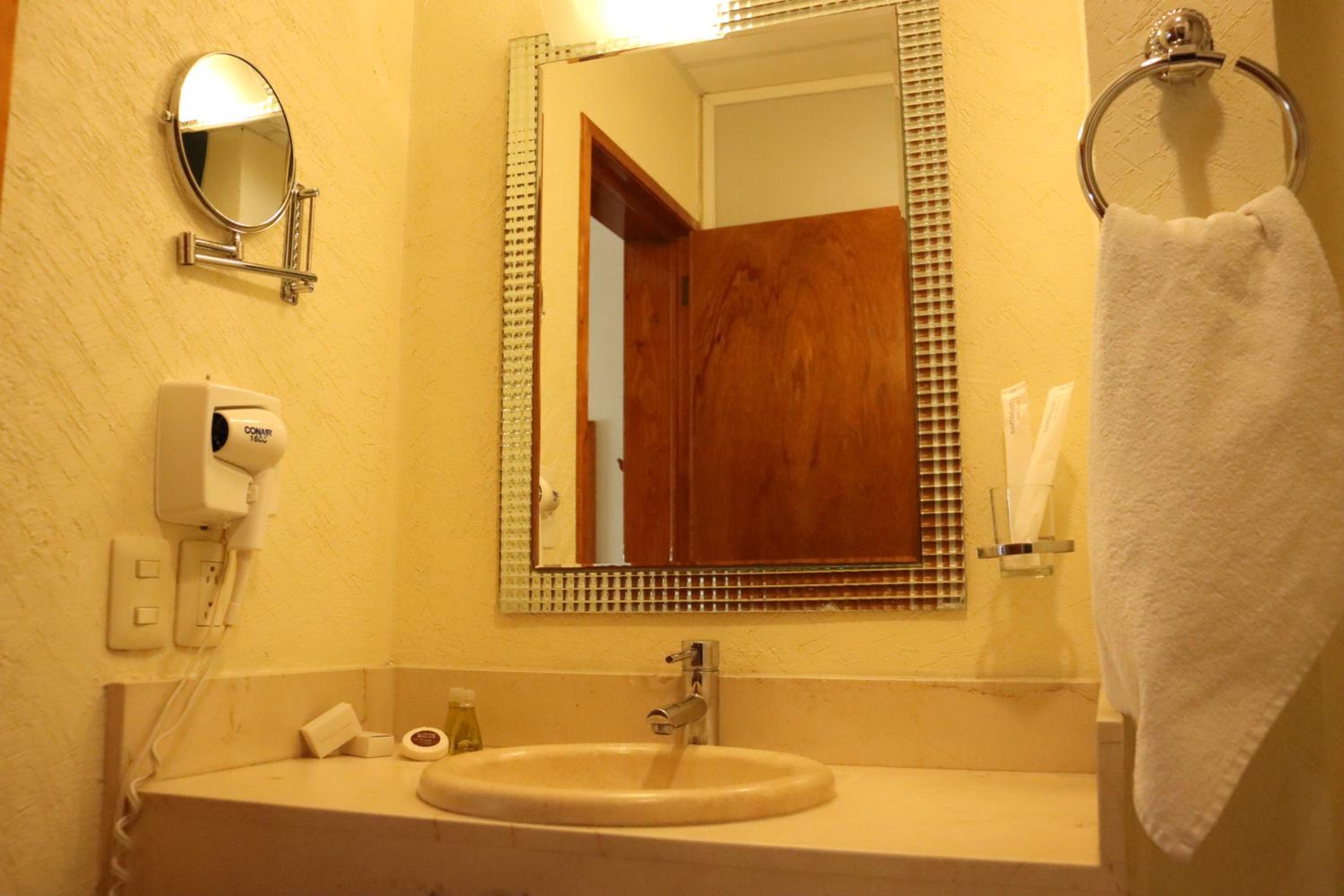 Standard King Room - Photo 7