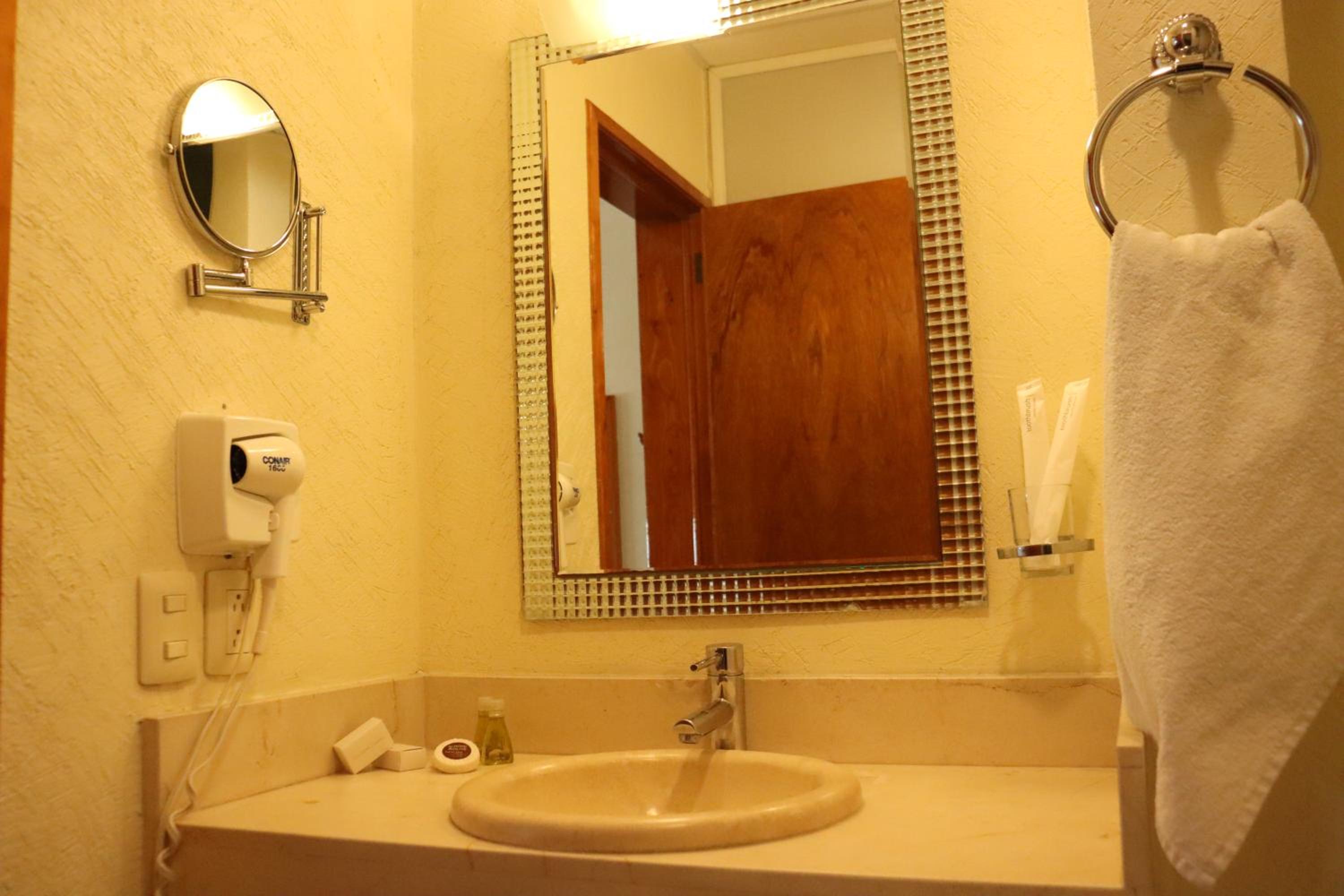 Standard King Room - Photo 8