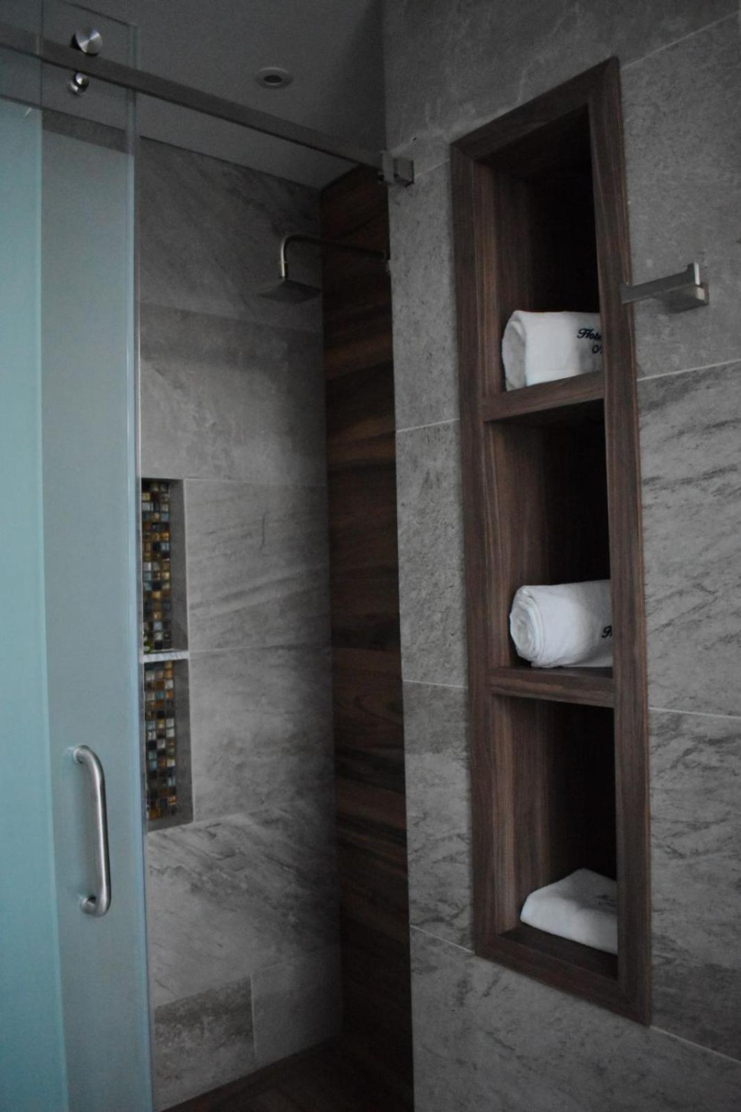 Deluxe King Room - Photo 12