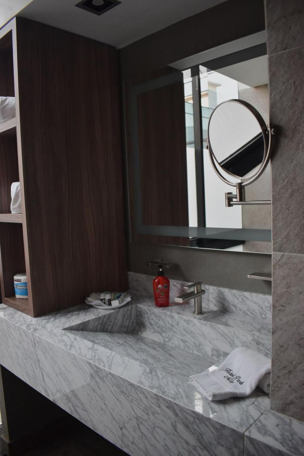 Deluxe King Room - Photo 11
