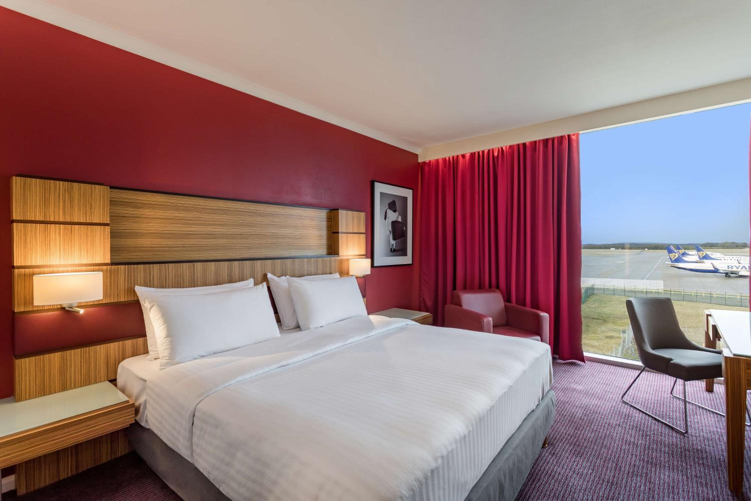 Superior Room with Runway View - Photo 1