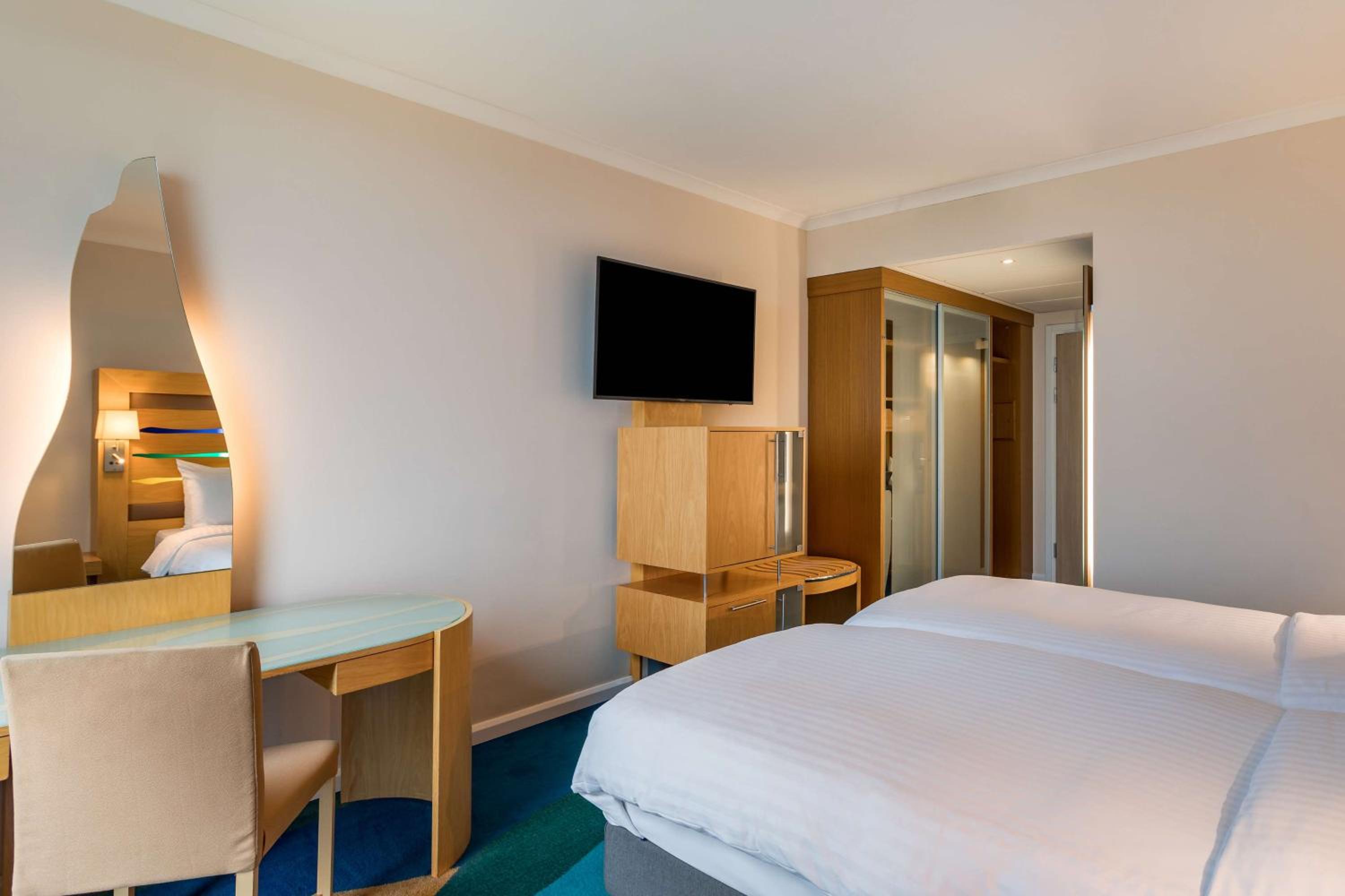 Standard Room with Runway View - Photo 5