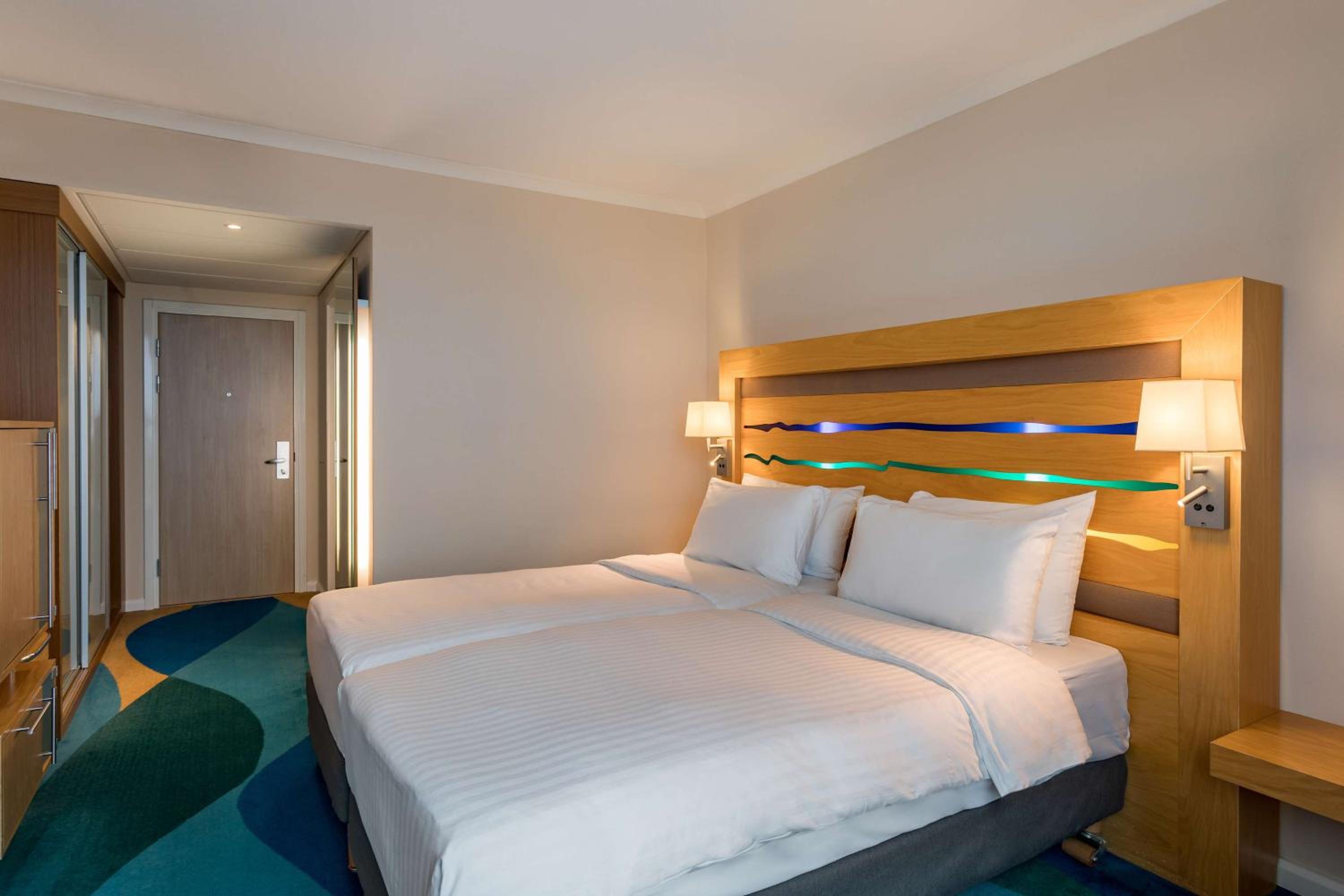 Standard Room with Runway View - Photo 6