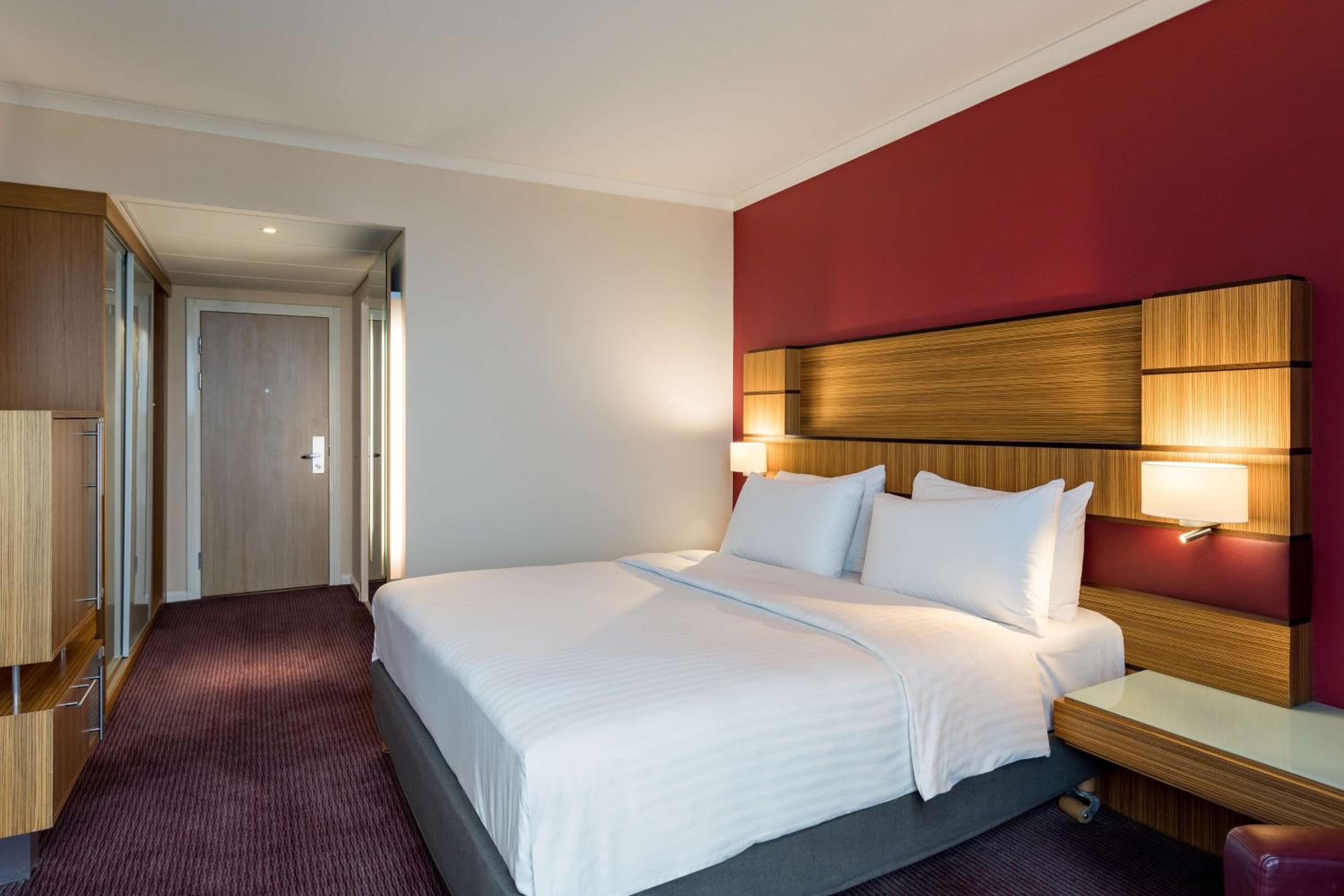 Superior Room with Runway View - Photo 2