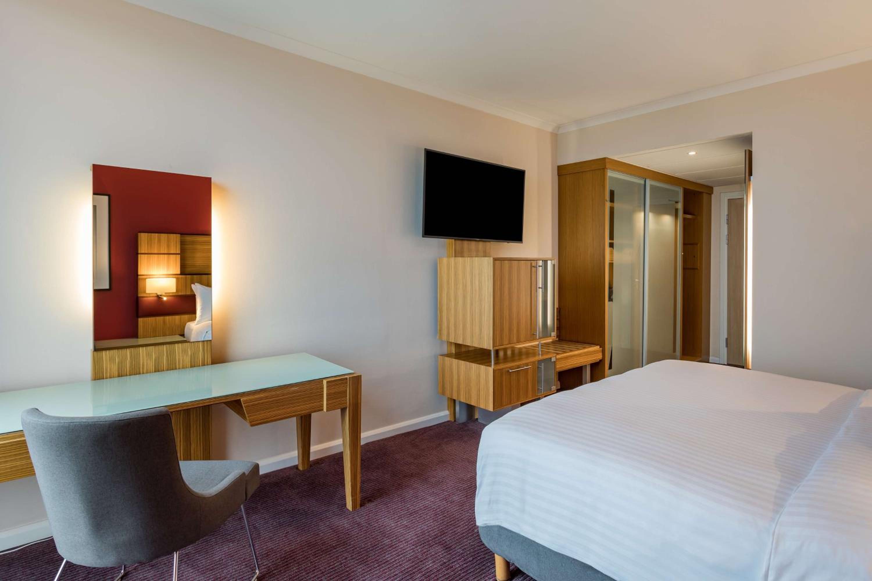 Superior Room with Runway View - Photo 3