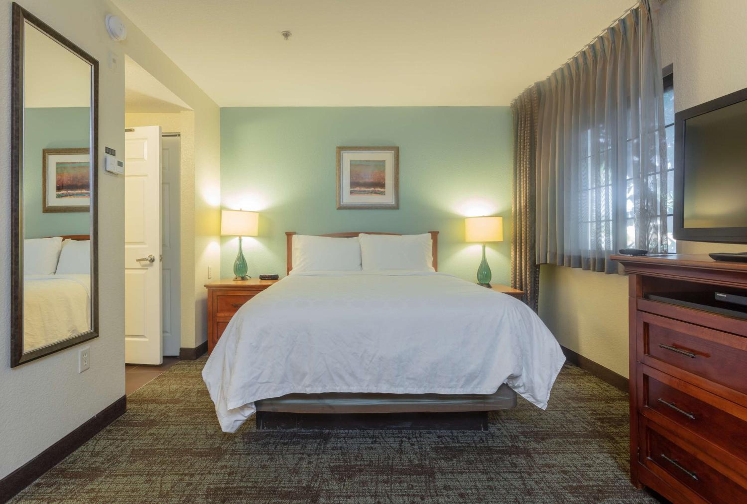 Queen Studio Suite - Photo 8