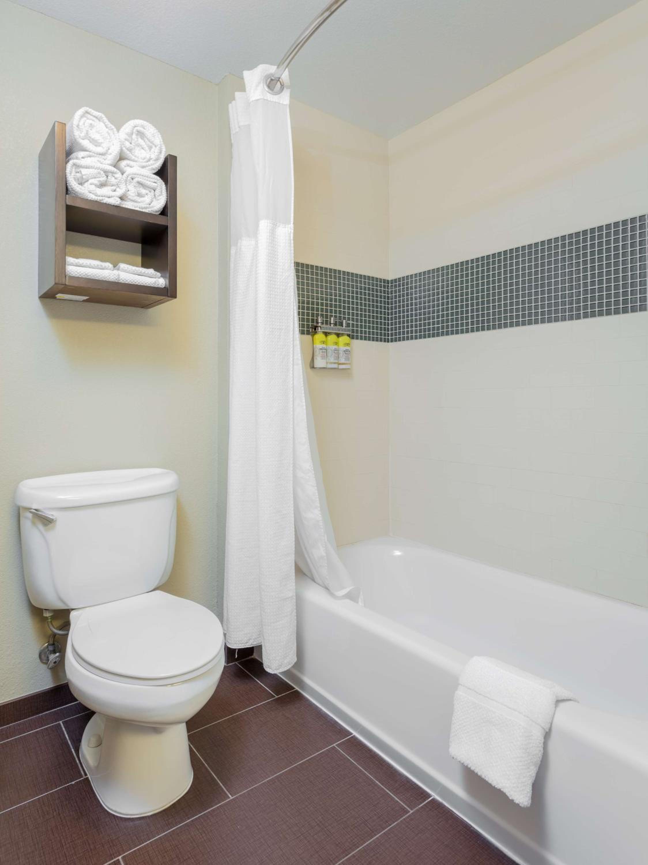 Queen Studio Suite - Photo 2