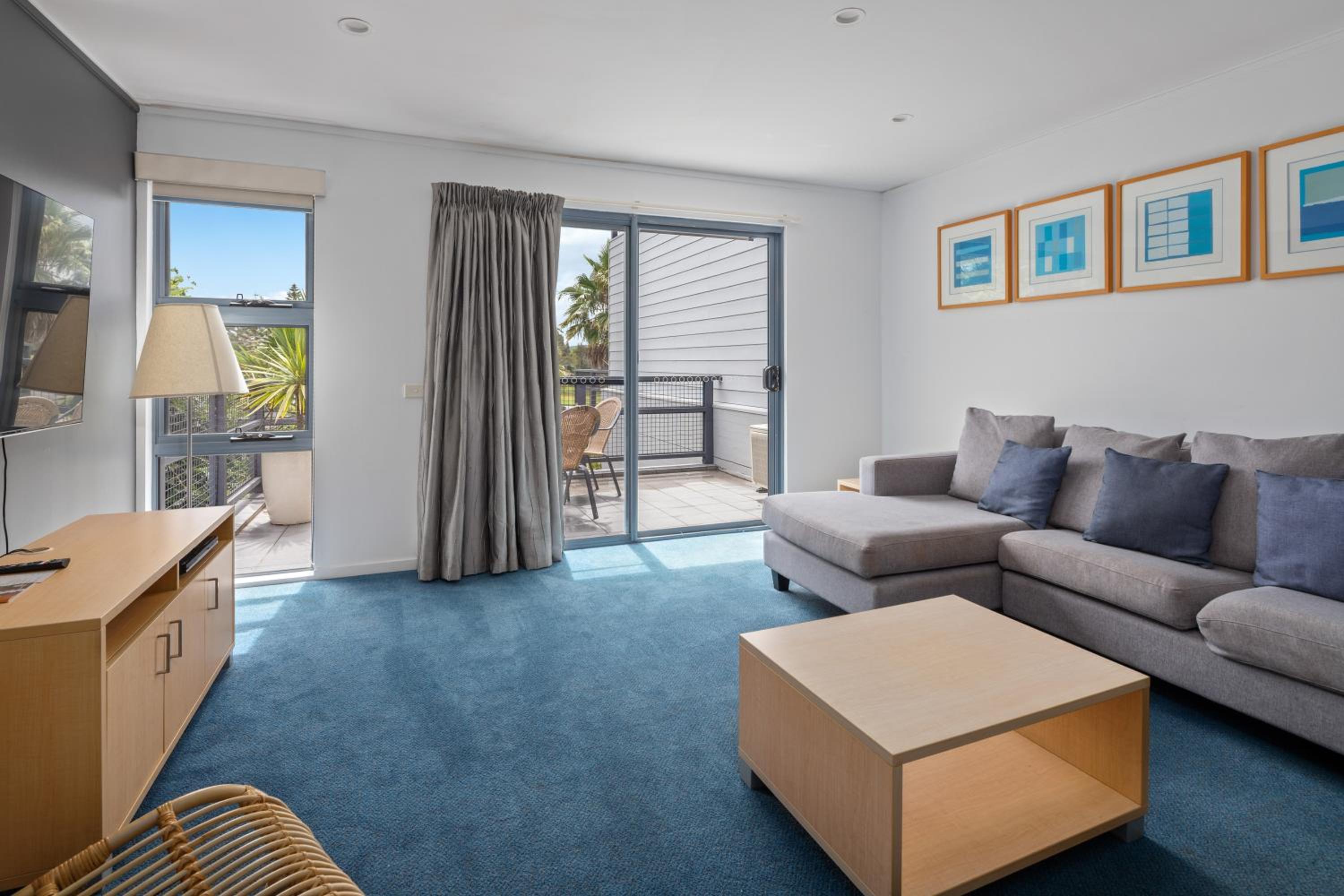 Two-Bedroom Apartment with Pool View photo 2